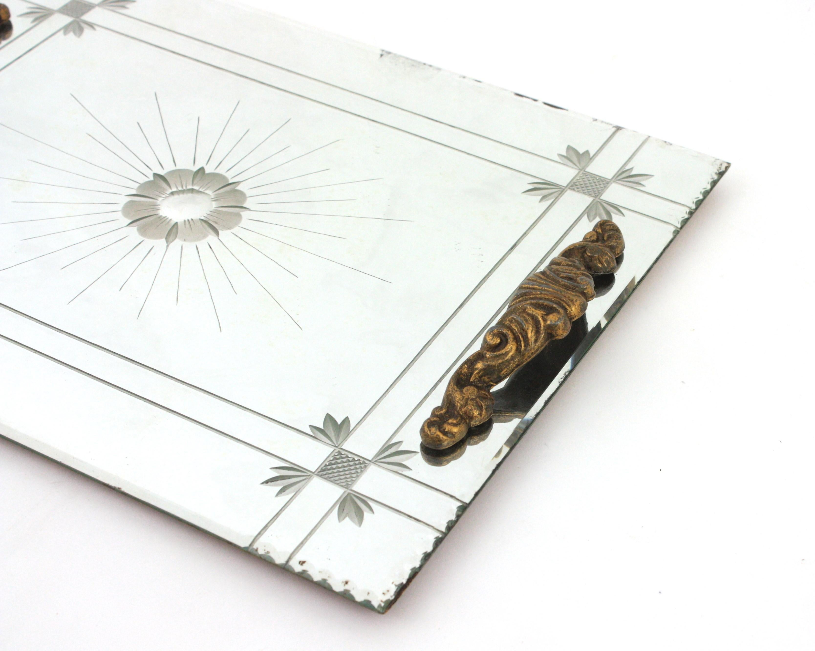 Bandeja francesa Art Decó con espejo grabado, motivo floral y asas de bronce en venta 6