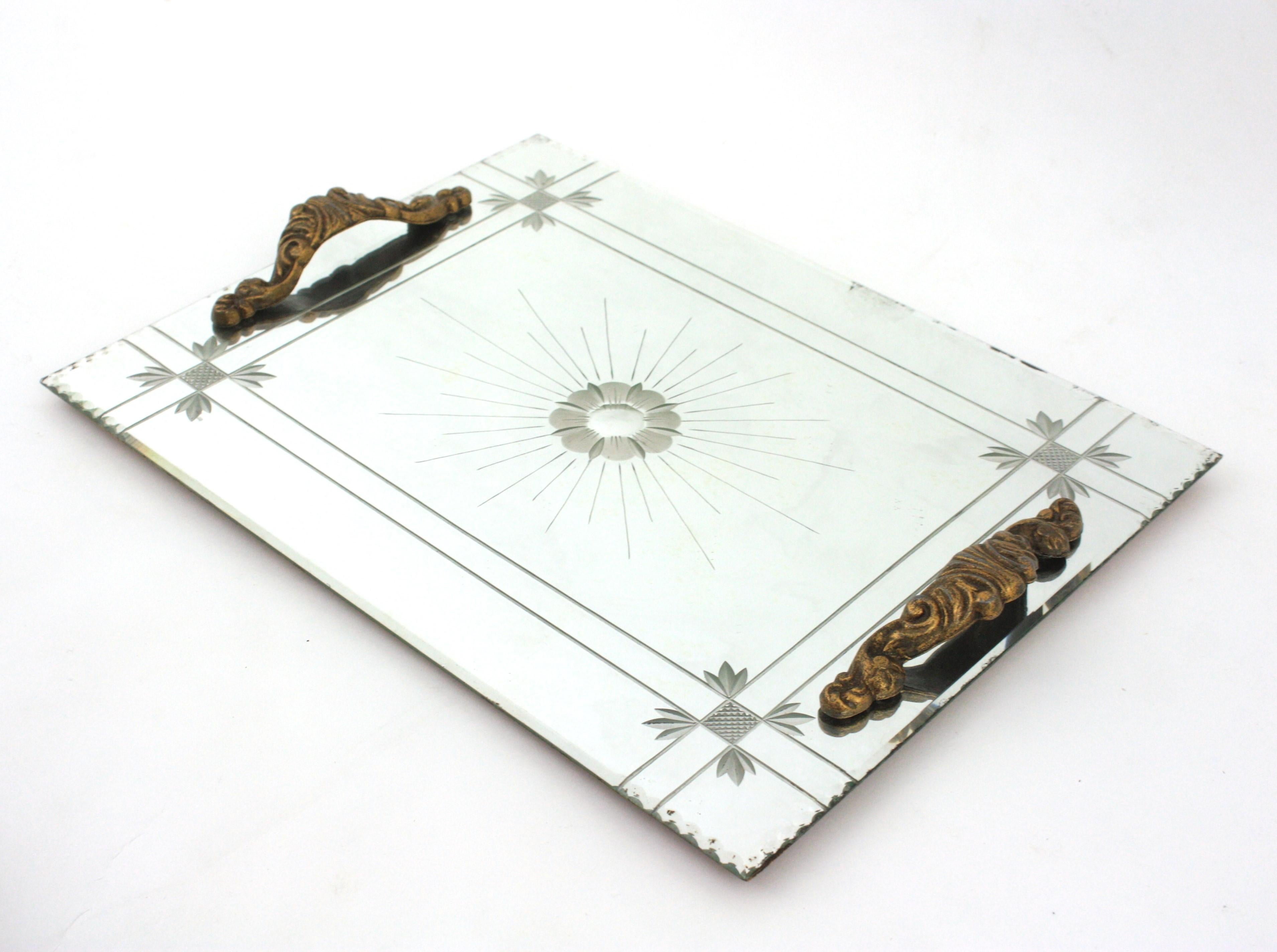 Bandeja francesa Art Decó con espejo grabado, motivo floral y asas de bronce en venta 7