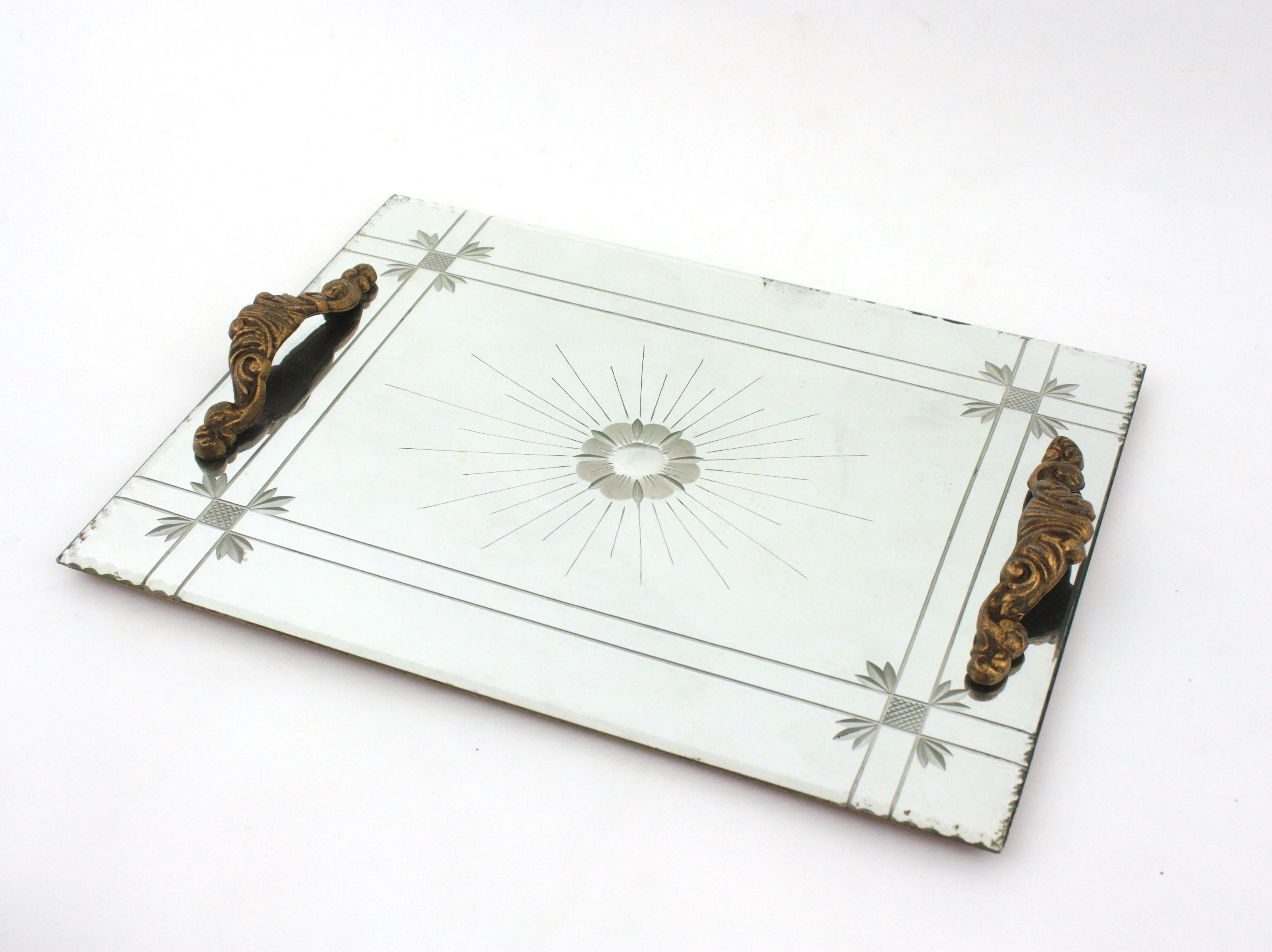Gran bandeja de servicio o bandeja de tocador Art Decó con espejo, con motivos florales y rayas grabadas y asas de bronce. Francia, años 30
Este es uno de los ejemplos más grandes de este tipo de bandeja con espejo.
La superficie rectangular del