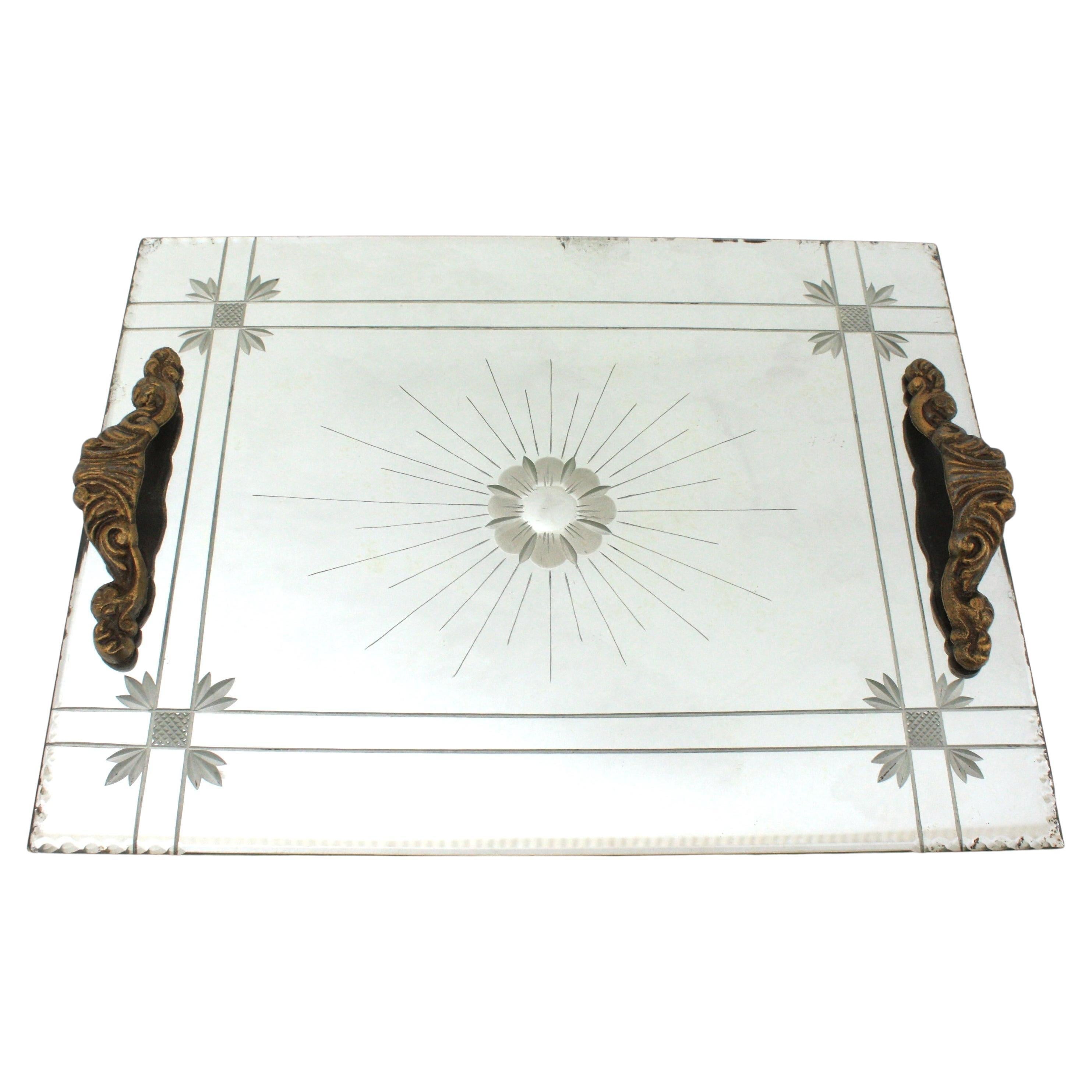 Bandeja francesa Art Decó con espejo grabado, motivo floral y asas de bronce Biselado en venta