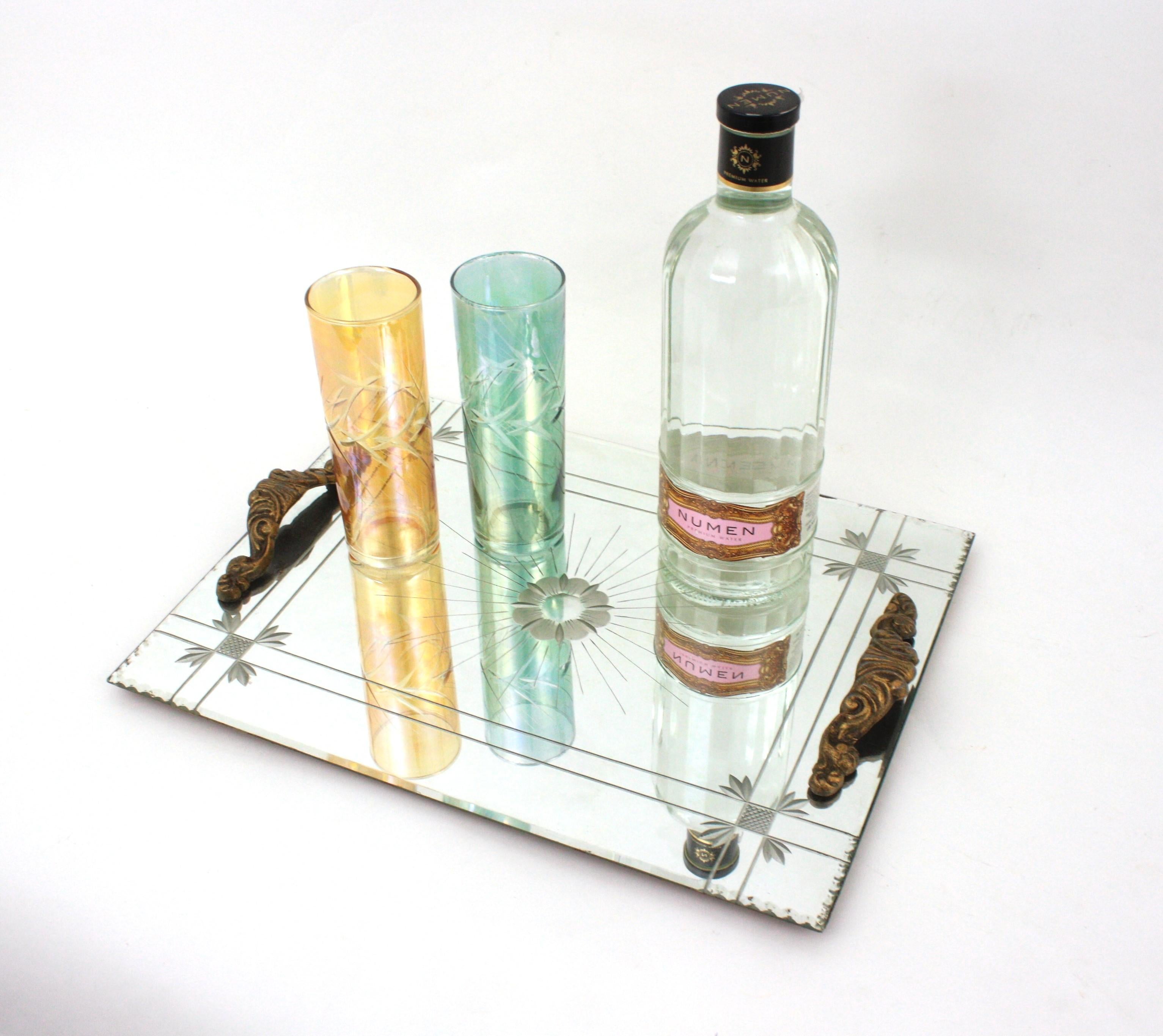 Bandeja francesa Art Decó con espejo grabado, motivo floral y asas de bronce siglo XX en venta