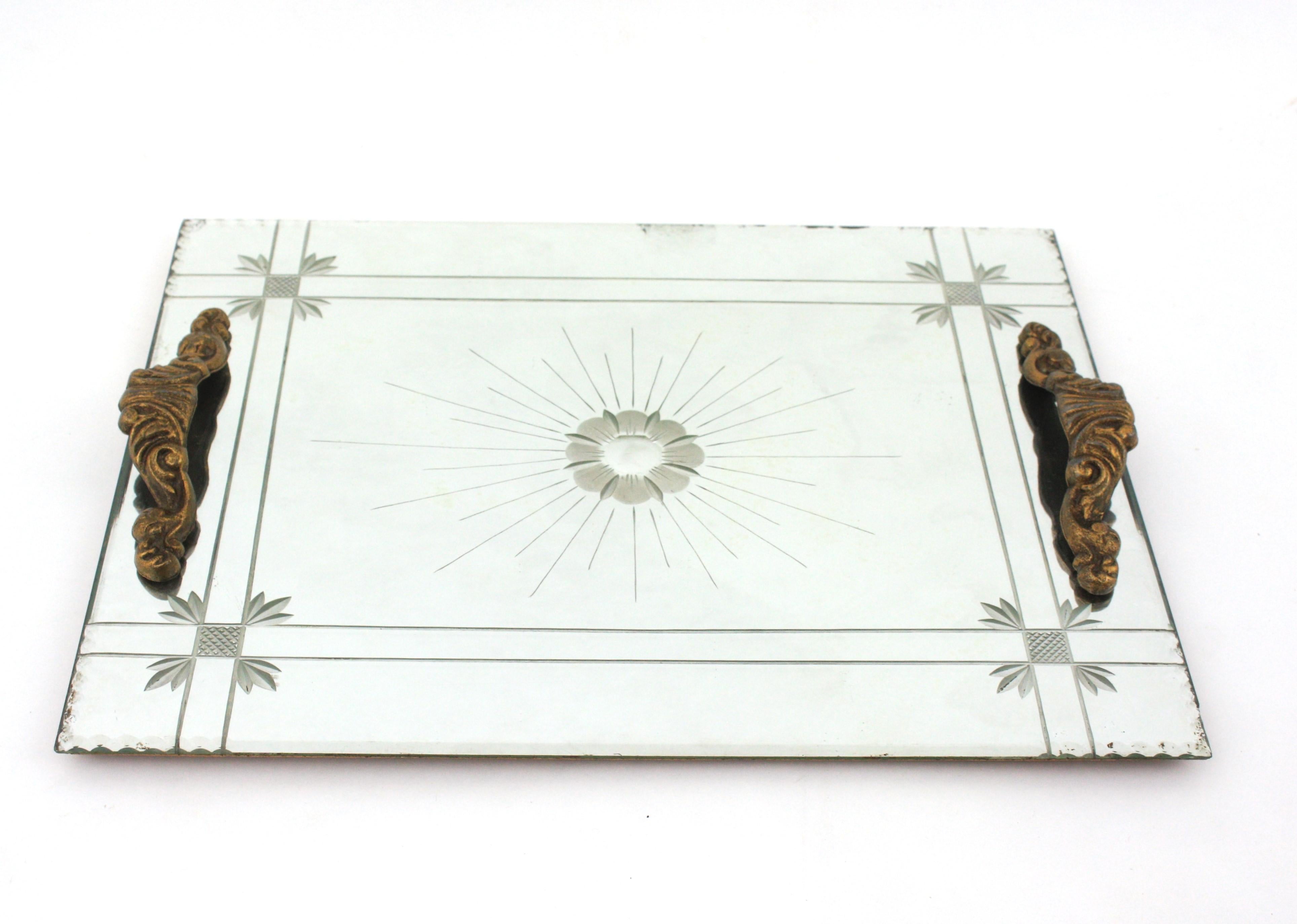 Bandeja francesa Art Decó con espejo grabado, motivo floral y asas de bronce en venta 1