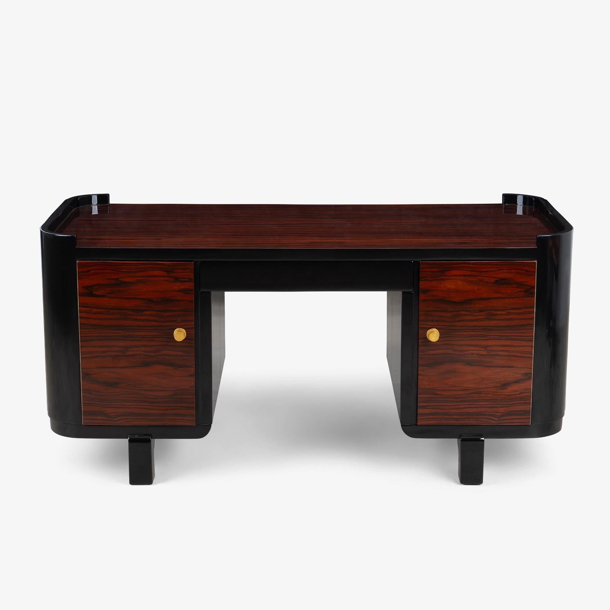 Le design Art-Déco français est souvent considéré comme l'incarnation du luxe et d'une esthétique raffinée. Typiquement parfaites sur le plan des proportions et exquises sur le plan matériel, les pièces de design français de cette époque sont encore