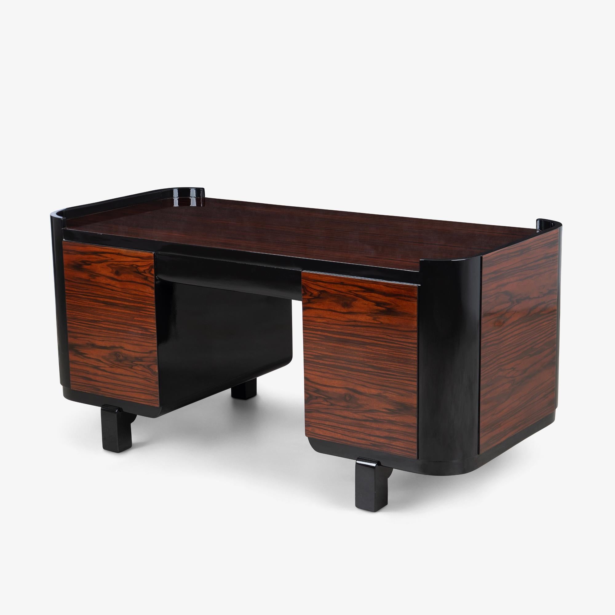 Bureau de direction Art-Déco français en ébène de macassar brillant et laiton Bon état - En vente à Stamford, CT