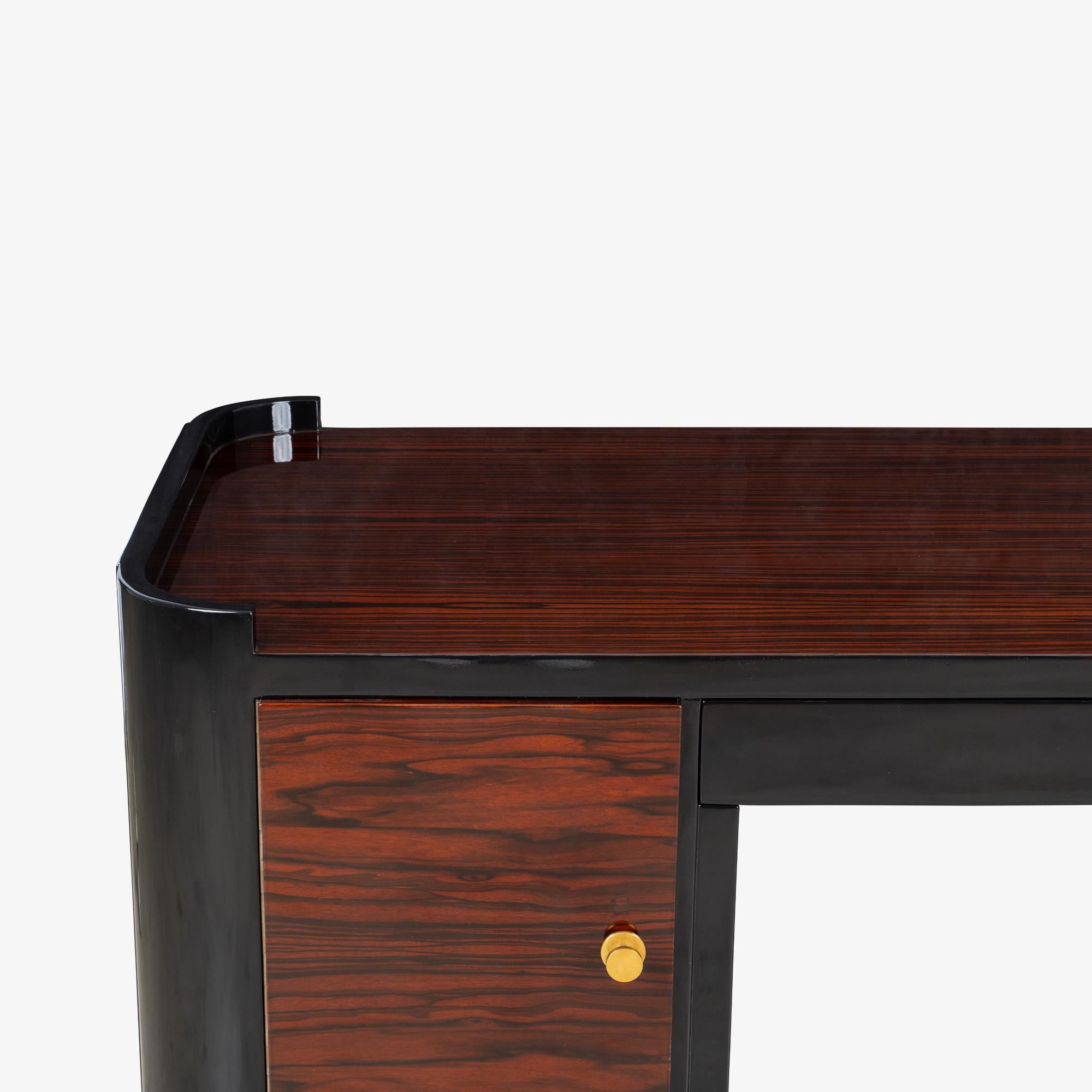 Laiton Bureau de direction Art-Déco français en ébène de macassar brillant et laiton en vente
