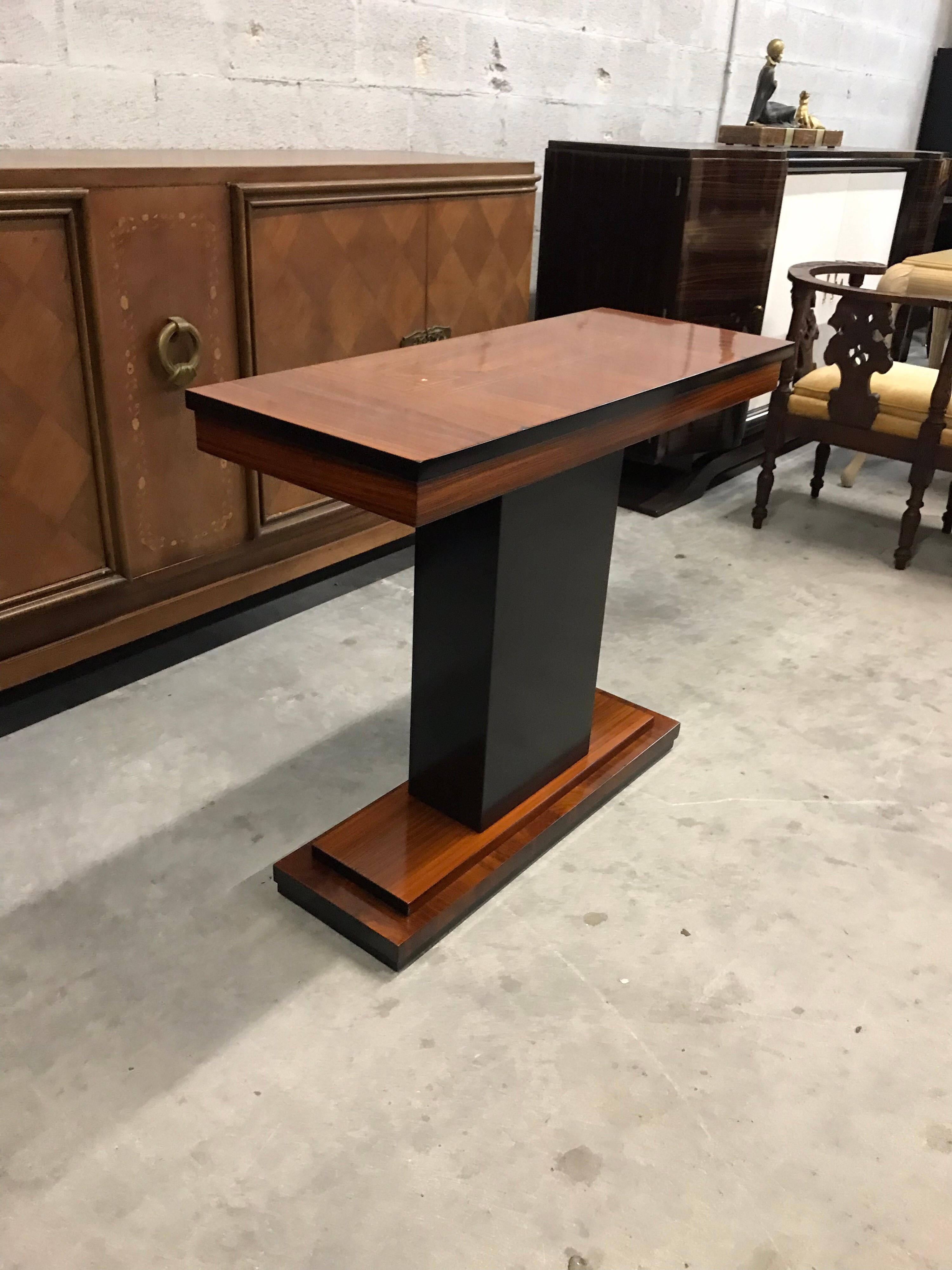 French Art Deco exotic Macassar console table, circa 1940s. Beautiful Macassar ebony with sycamore inlay, finish in both side that rest on makes it ideal for use as a bedside table or for the foyer room or entry, a fine example of Classic, French