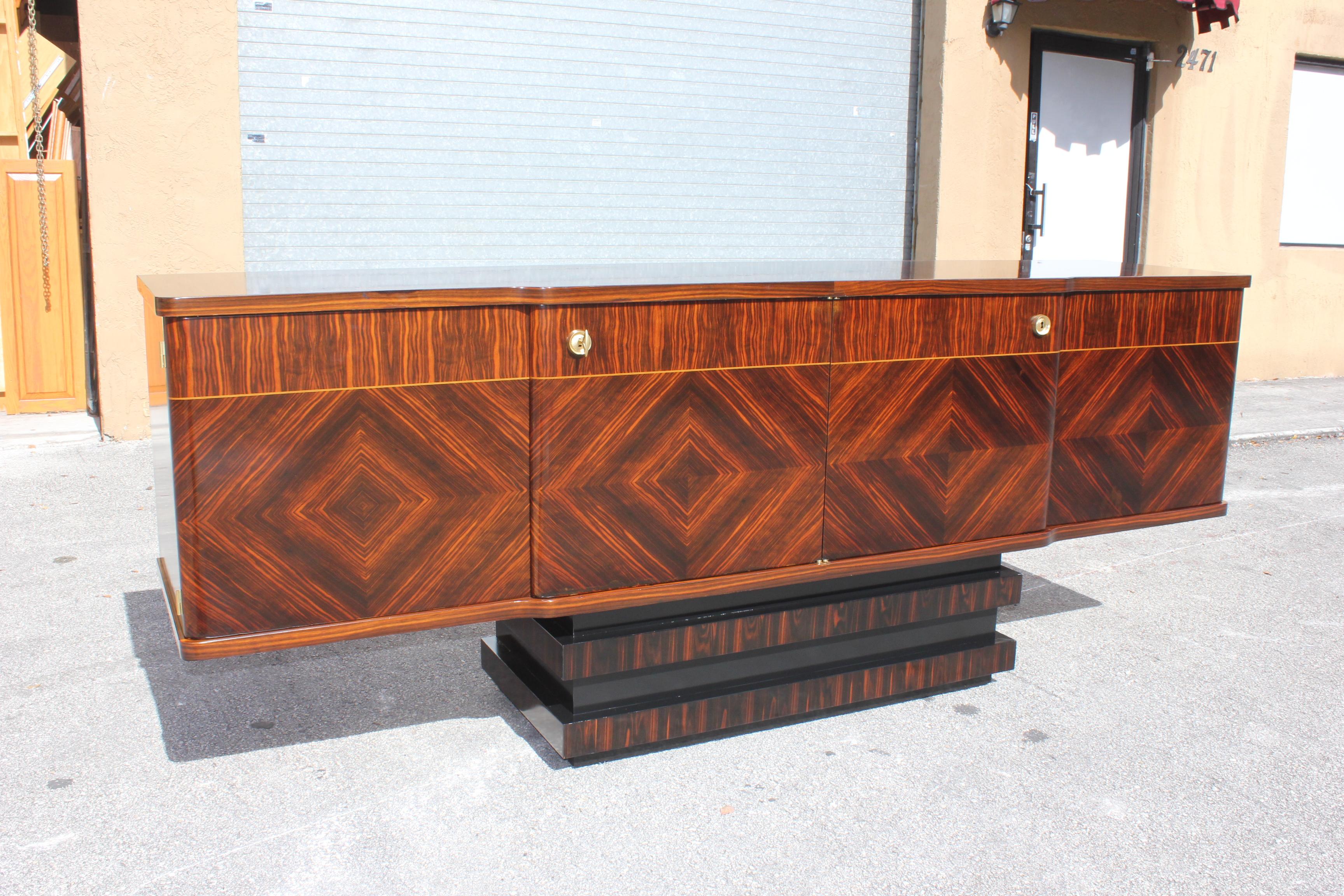 Beautiful French Art Deco exotic Macassar ebony sideboard or buffet, circa 1940s. Very nice Macassar wood design. Beautiful center base exotic Macassar ebony. The sideboard are in perfect condition. With two drawers inside section bar with two