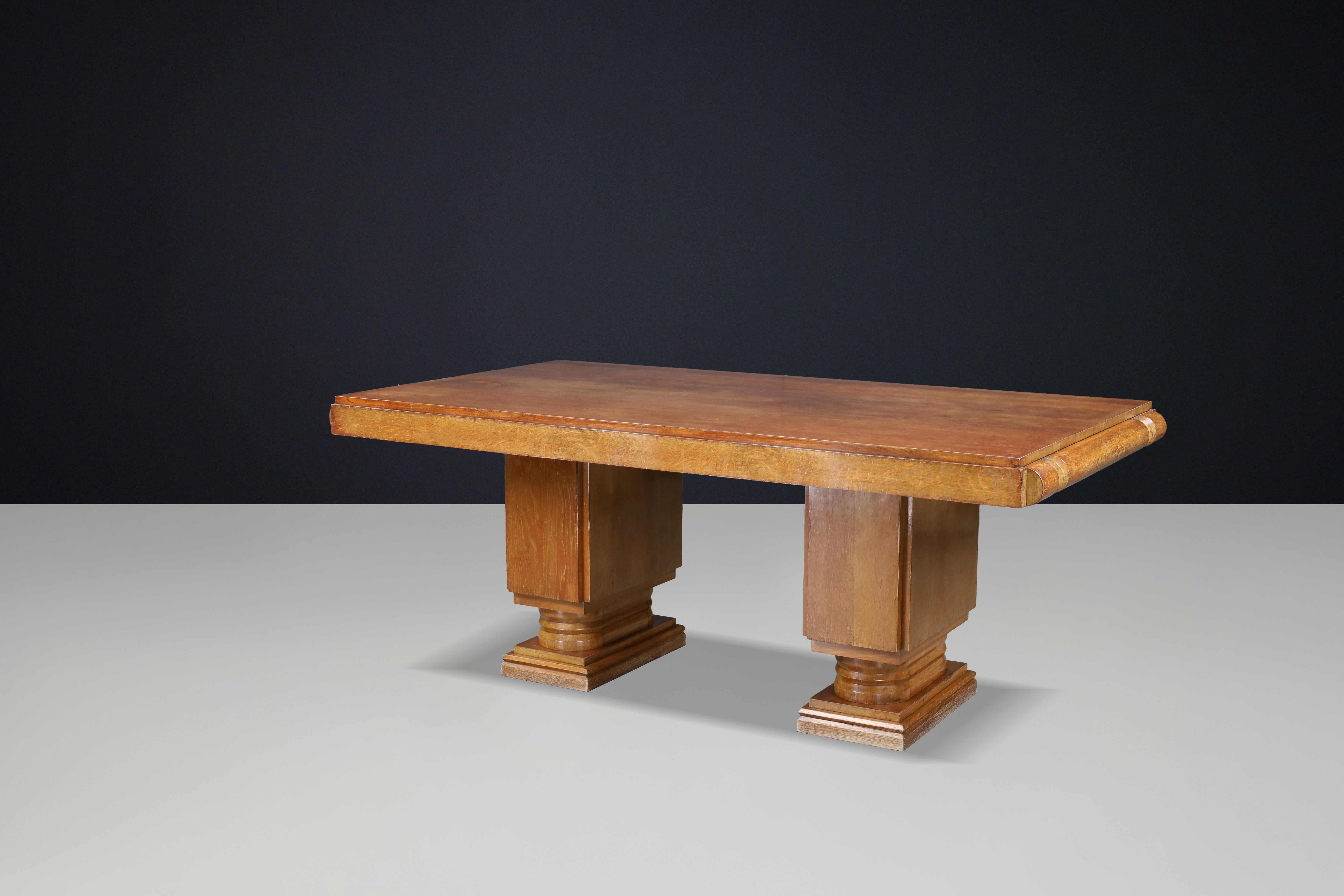 Français Table de salle à manger à rallonge en Oak Oak par Charles Dudouyt, années 1930 en vente