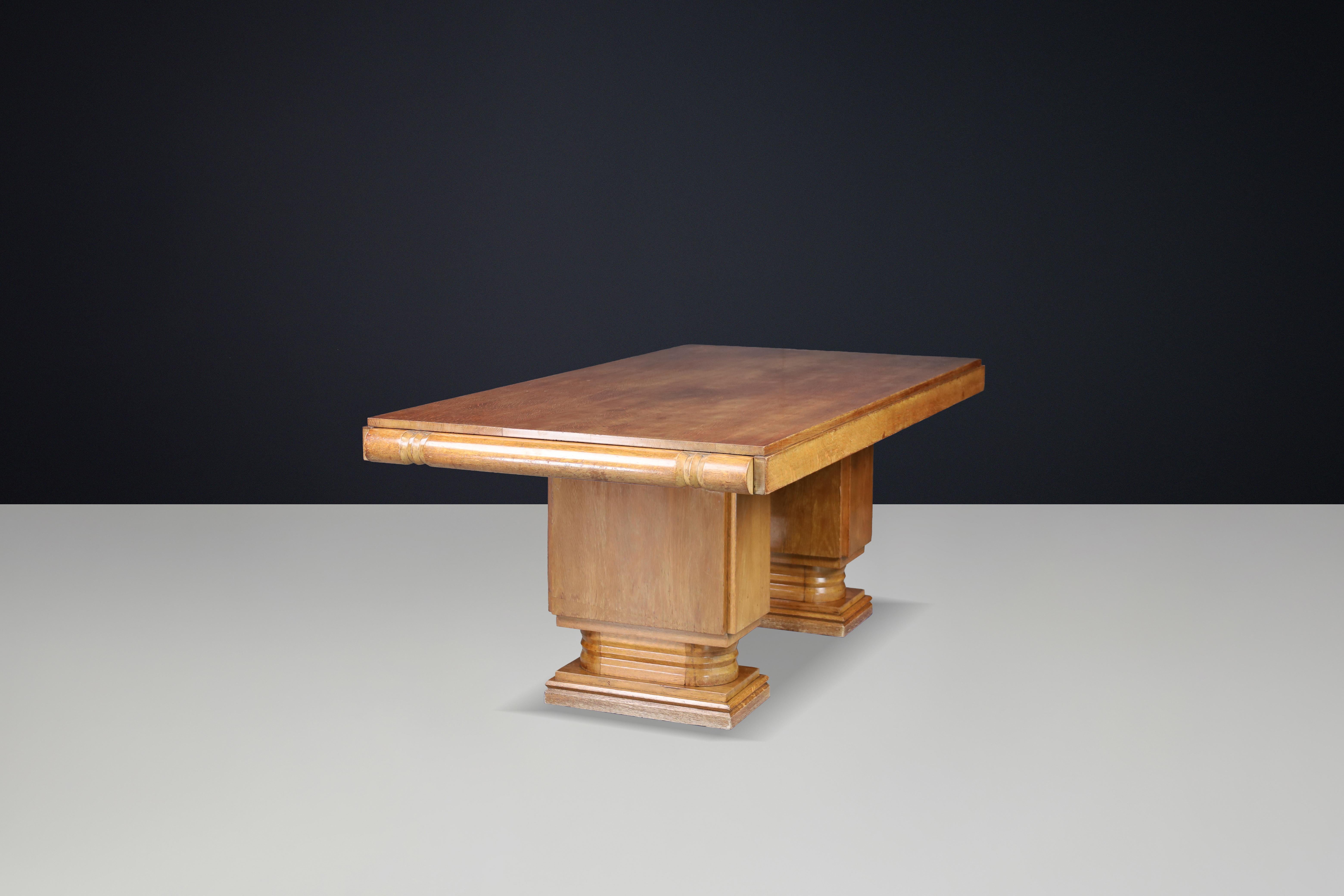 Milieu du XXe siècle Table de salle à manger à rallonge en Oak Oak par Charles Dudouyt, années 1930 en vente