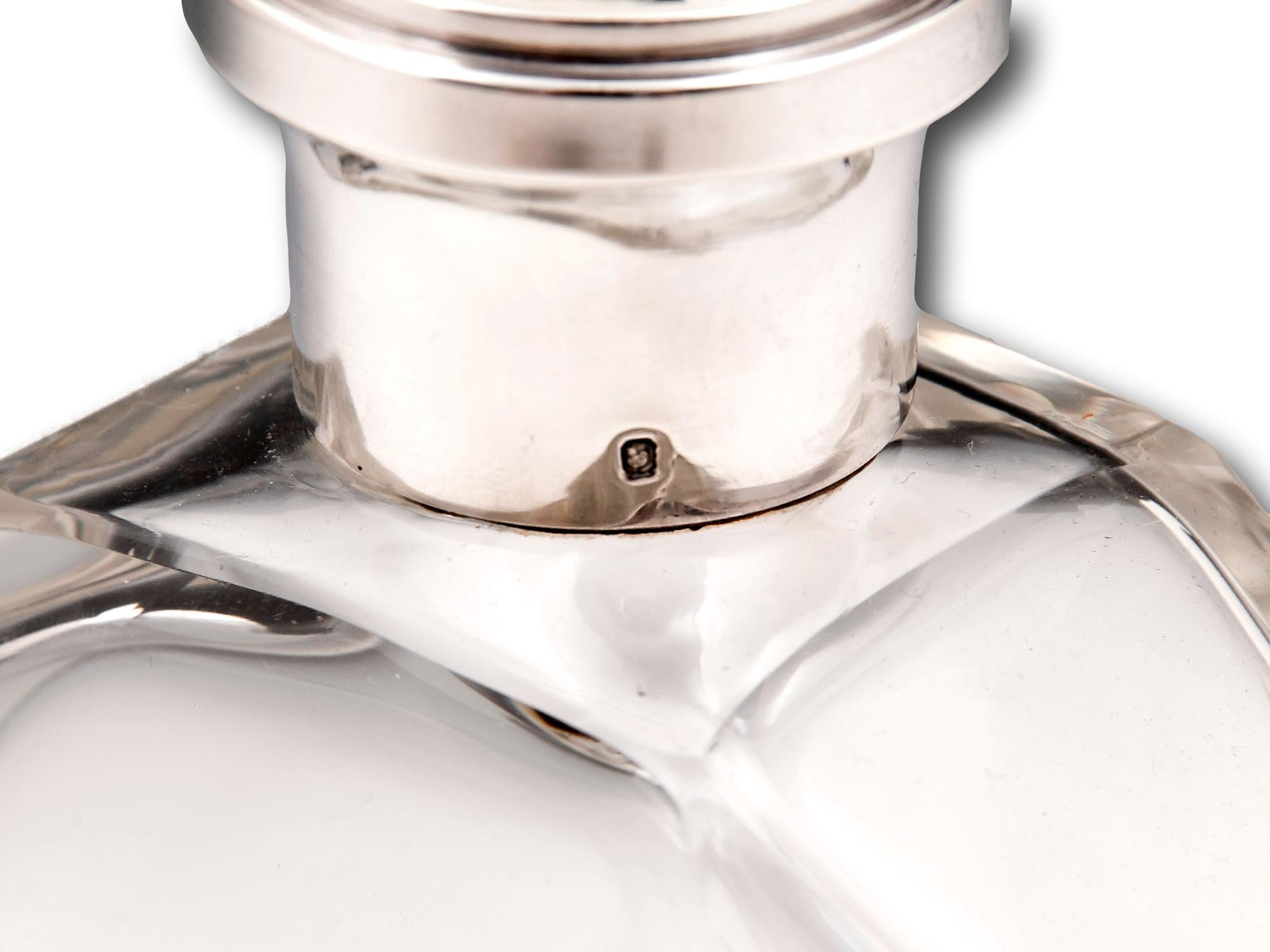 Französischer Art Deco Fächerförmiger Dekanter im Angebot 1