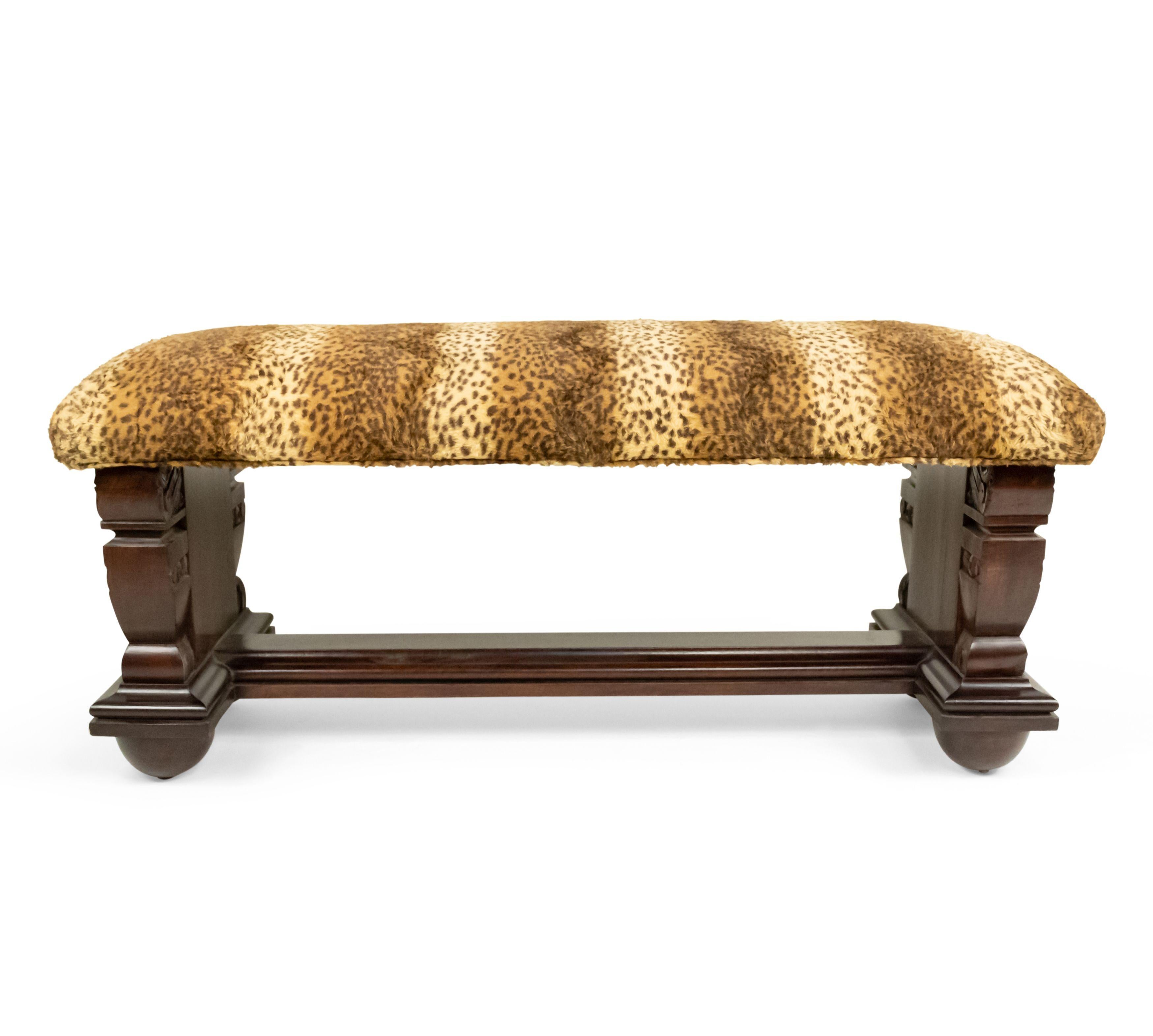 Panca rettangolare con base a doppio piedistallo in legno di palissandro francese, con supporti floreali allungati e intagliati e seduta imbottita in finto leopardo.
