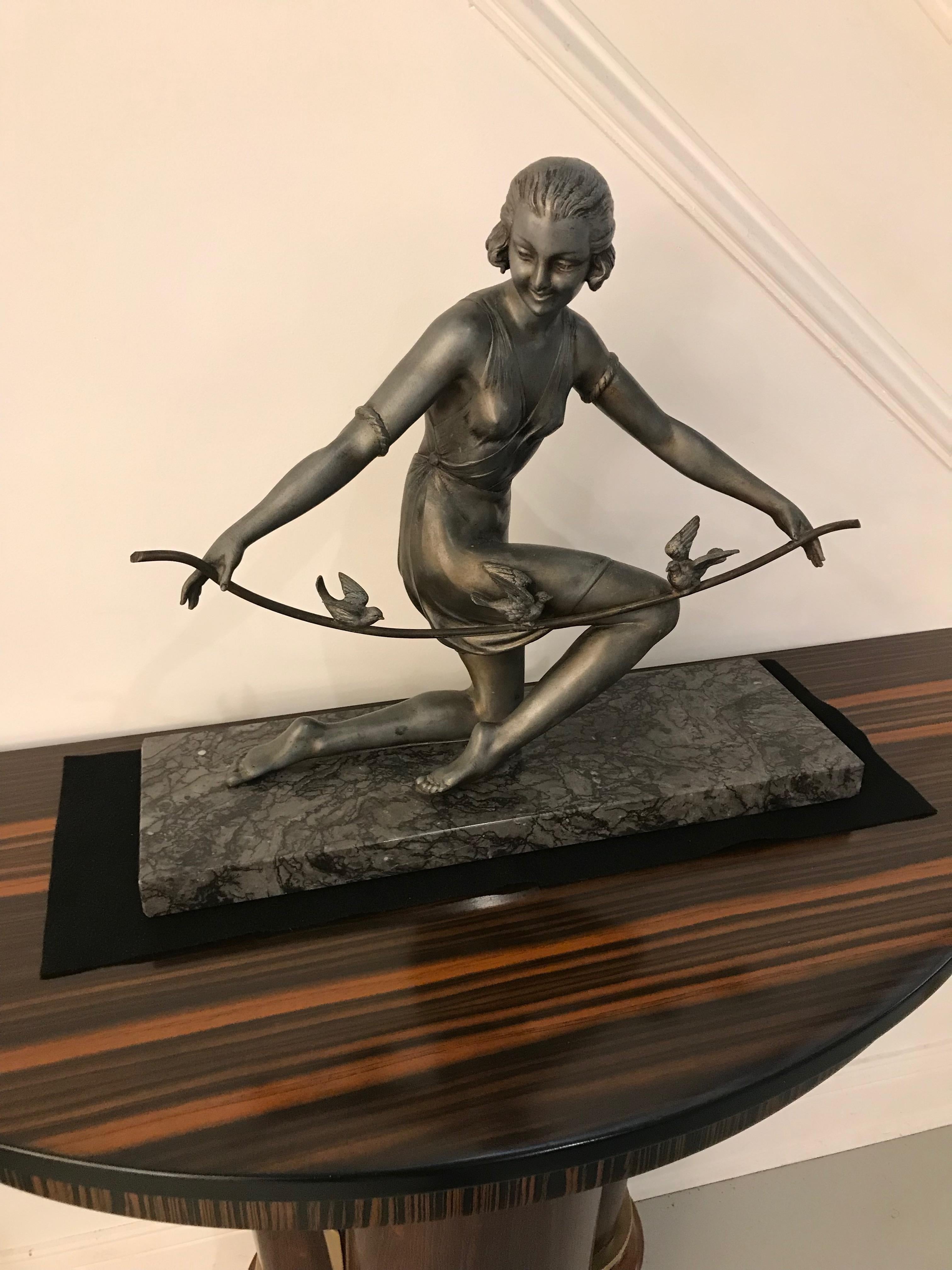 Französische Art Deco Frauenskulptur auf Marmor. Deko-Mädchen mit Zweig und spielenden Vögeln. Die perfekte Deko für jeden Raum.