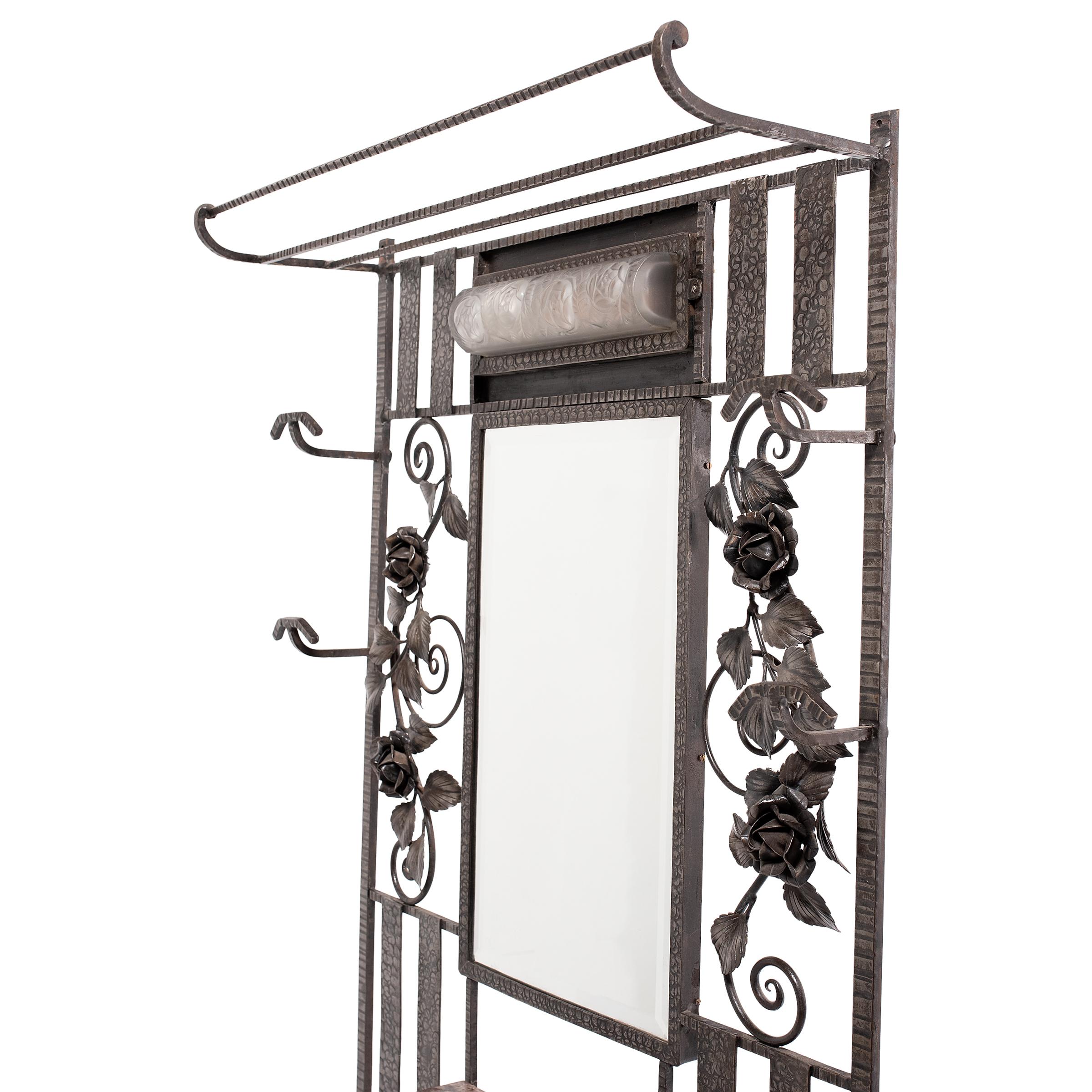 French Art Deco Fer Forge Foyer Rack, c. 1930s In Good Condition For Sale In Chicago, IL