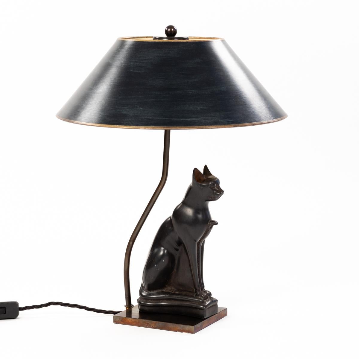 Französische figurale Art-Déco-Tischlampe einer sitzenden Steinkatze Gottes, Frankreich, 1940er Jahre (Art déco) im Angebot