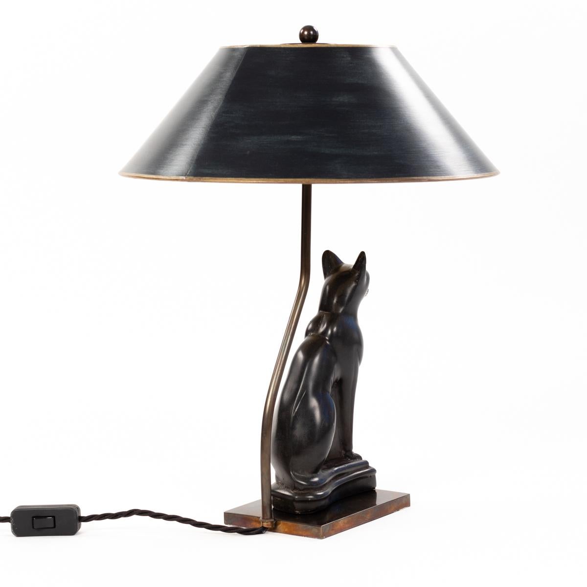 French Art Deco Figural Table Lamp of a Sitting Stone Cat God France, 1940-Ies In Good Condition For Sale In Salzburg, AT