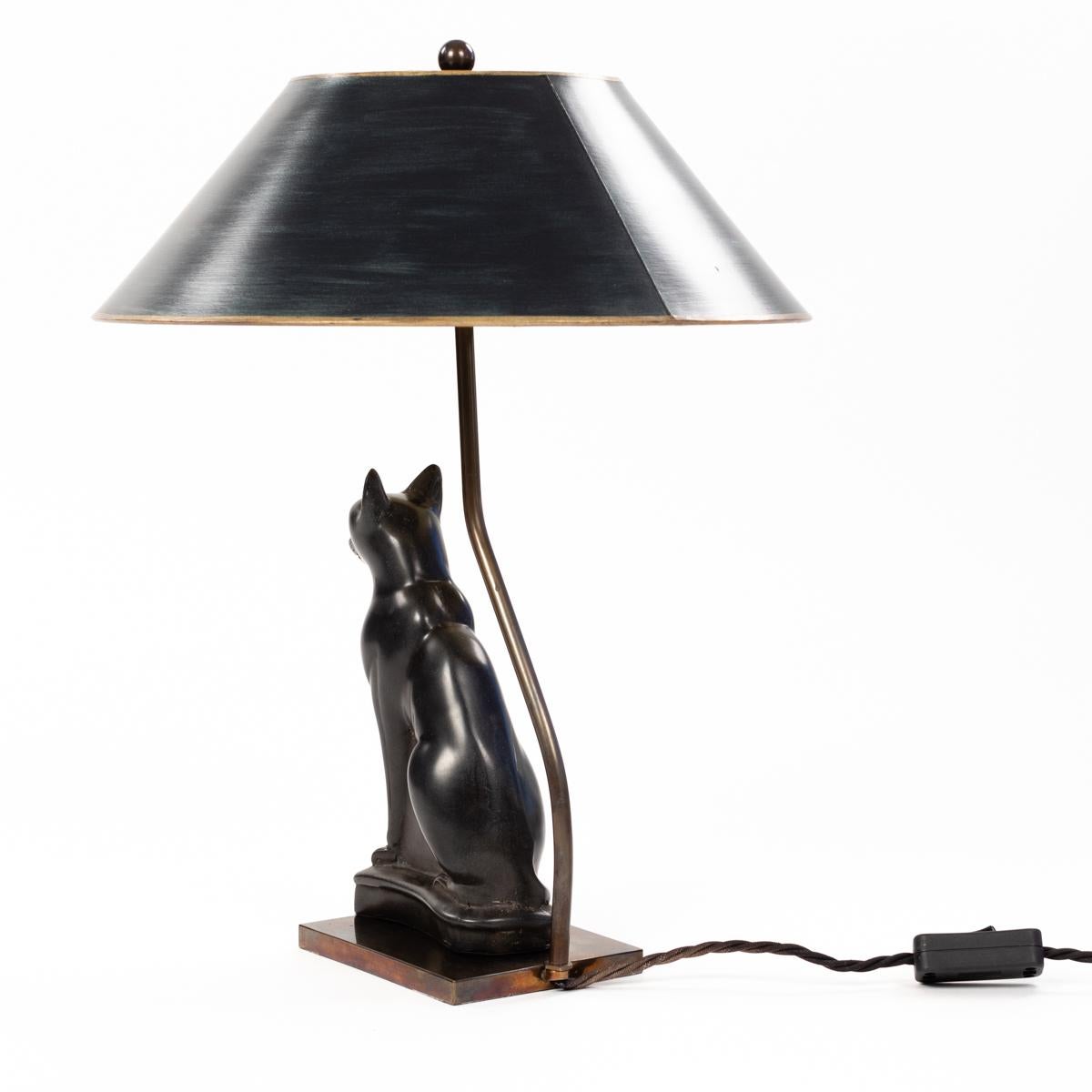 Bronze French Art Deco Figural Table Lamp of a Sitting Stone Cat God France, 1940-Ies For Sale