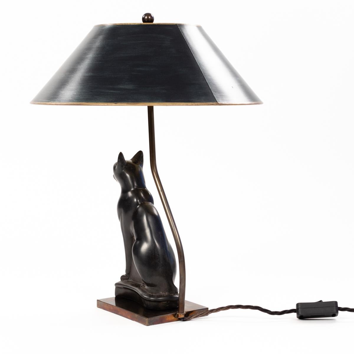 Französische figurale Art-Déco-Tischlampe einer sitzenden Steinkatze Gottes, Frankreich, 1940er Jahre (Bronze) im Angebot