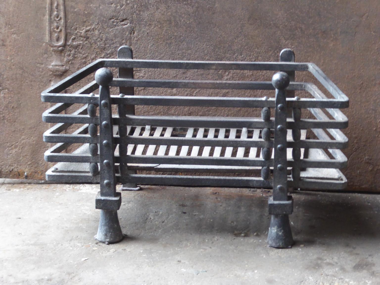 Early 20th century French Art Deco fireplace basket - fire basket made of wrought iron and cast iron. The basket is in a good condition and is fully functional.

Measures: Width at front is 62 cm 24.4