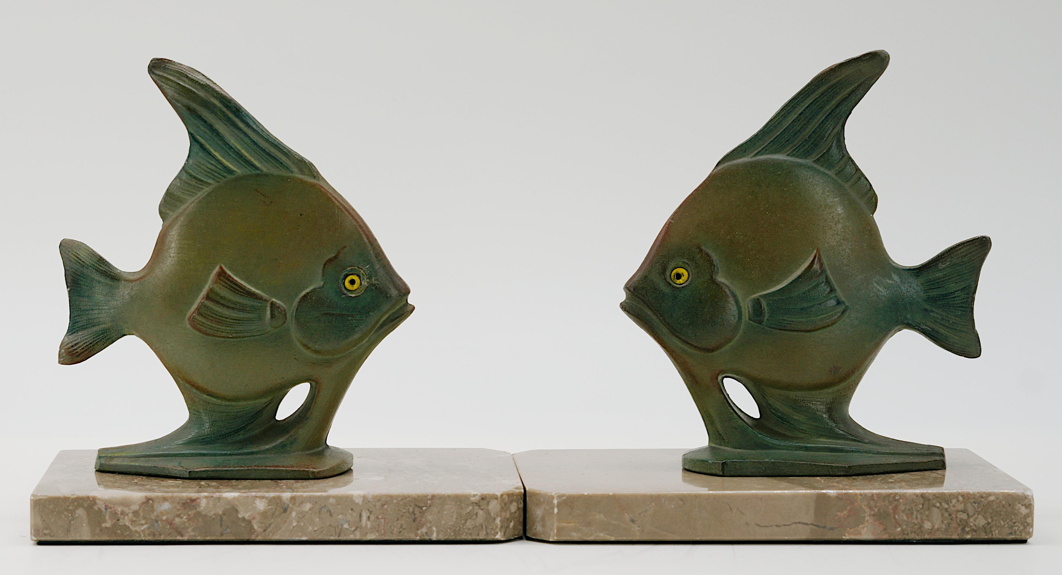 Serre-livres Art déco français, France, vers 1930. Deux poissons. Fonte, verre et marbre. Chacun - Hauteur : 5.5