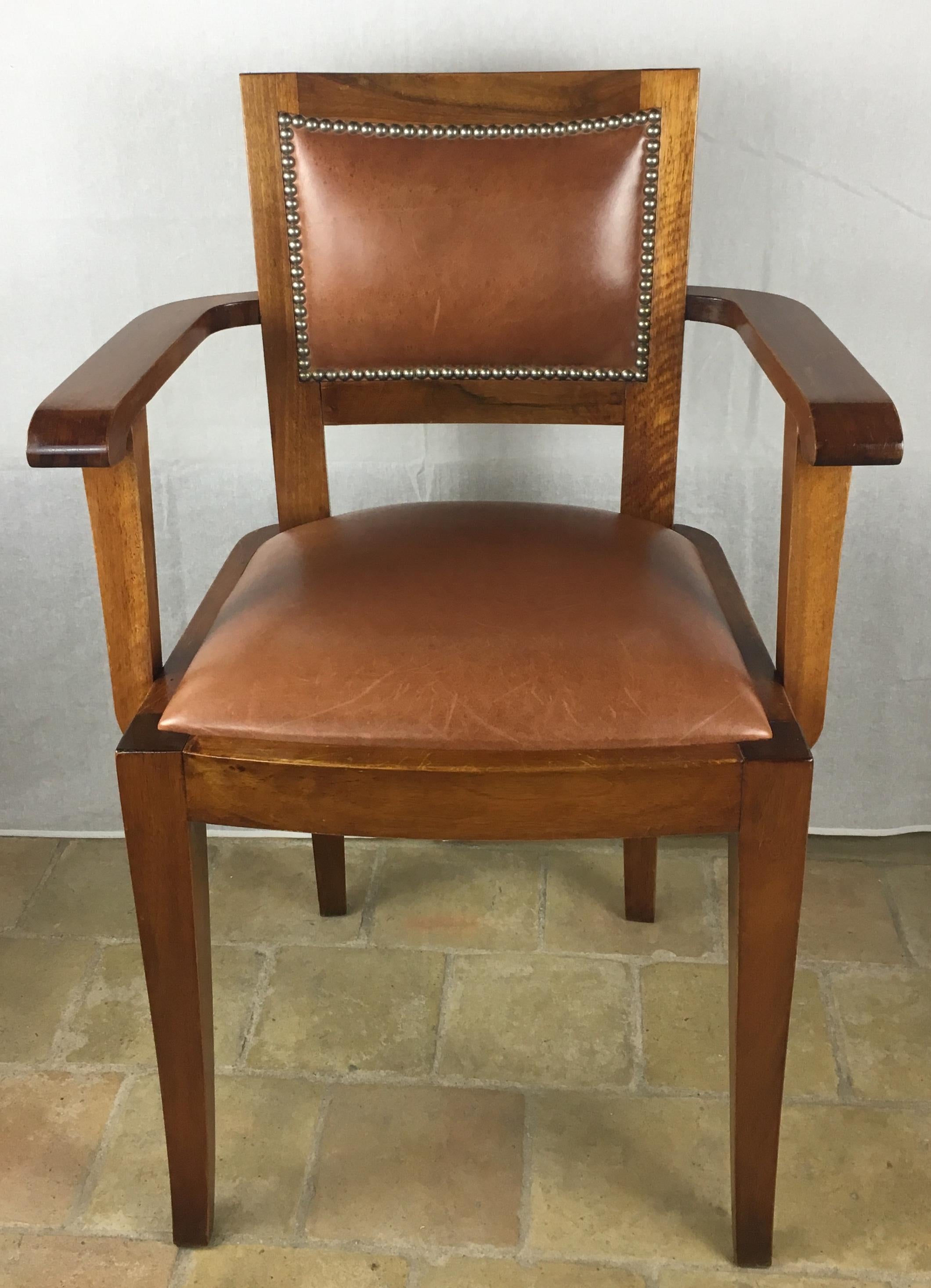 Ein feiner französischer Art-Deco-Schreibtisch aus sehr gutem Nussbaumholz. Der Schreibtisch besteht aus 5 Schubladen und ist mit einer ledernen Schreibfläche verziert. Die Schubladen sind mit sehr schönen Schwalbenschwanzdetails versehen.

Sehr