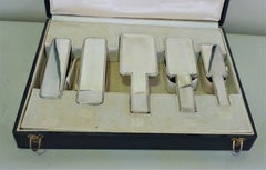 Ensemble Vanity Art Déco français de cinq pièces en brosse argentée et miroir par Tetard Freres