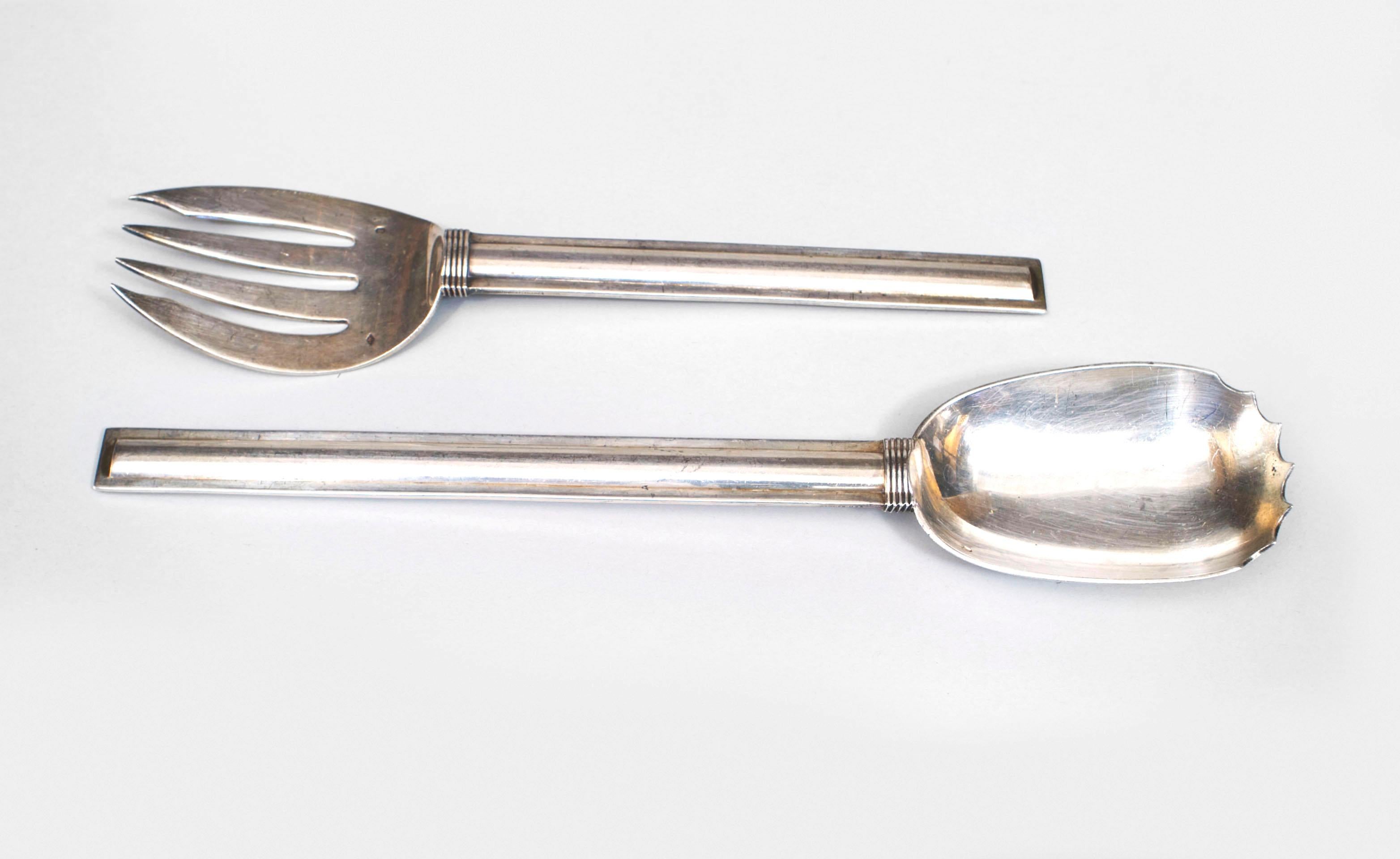 Juego de 8 utensilios diversos de servicio franceses Art Déco de plata de ley. Pareja de cucharas, cuchillo y tenedor de cortar, tenedor de ensalada, untador de mantequilla. (firmado: JEAN E. PUIFORCAT)