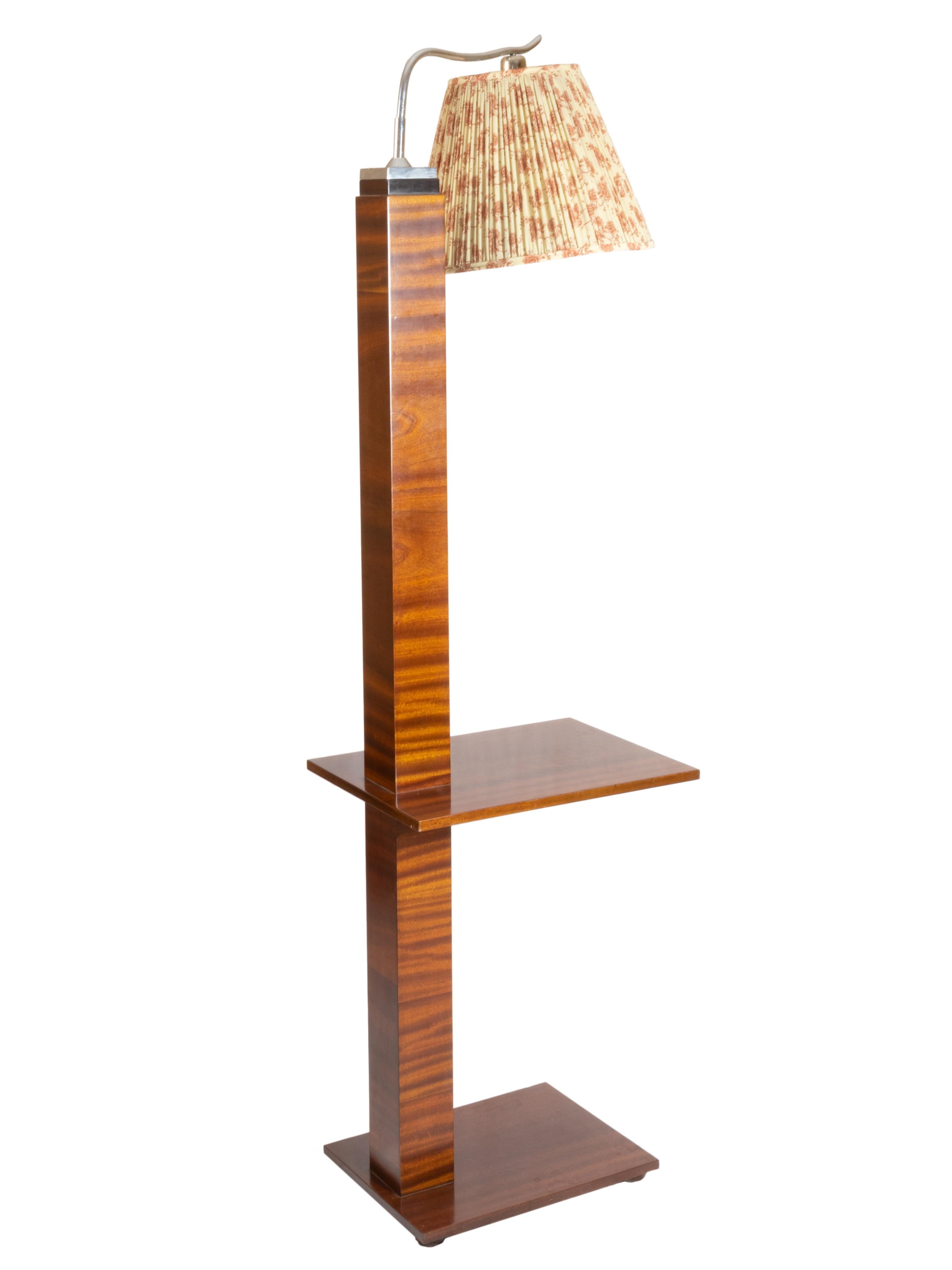 Eine elegante französische Stehlampe mit einem zweistöckigen Beistelltisch aus Nussbaumholz, einem verchromten Arm und einem großformatigen Abajour aus gepflegter Baumwolle mit einem Rosenmuster. 
Seine Höhe kann reguliert werden.