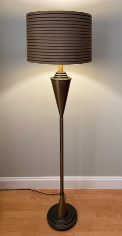 Lámpara de pie Art Decó francesa de latón patinado con base negra escalonada, c. 1930