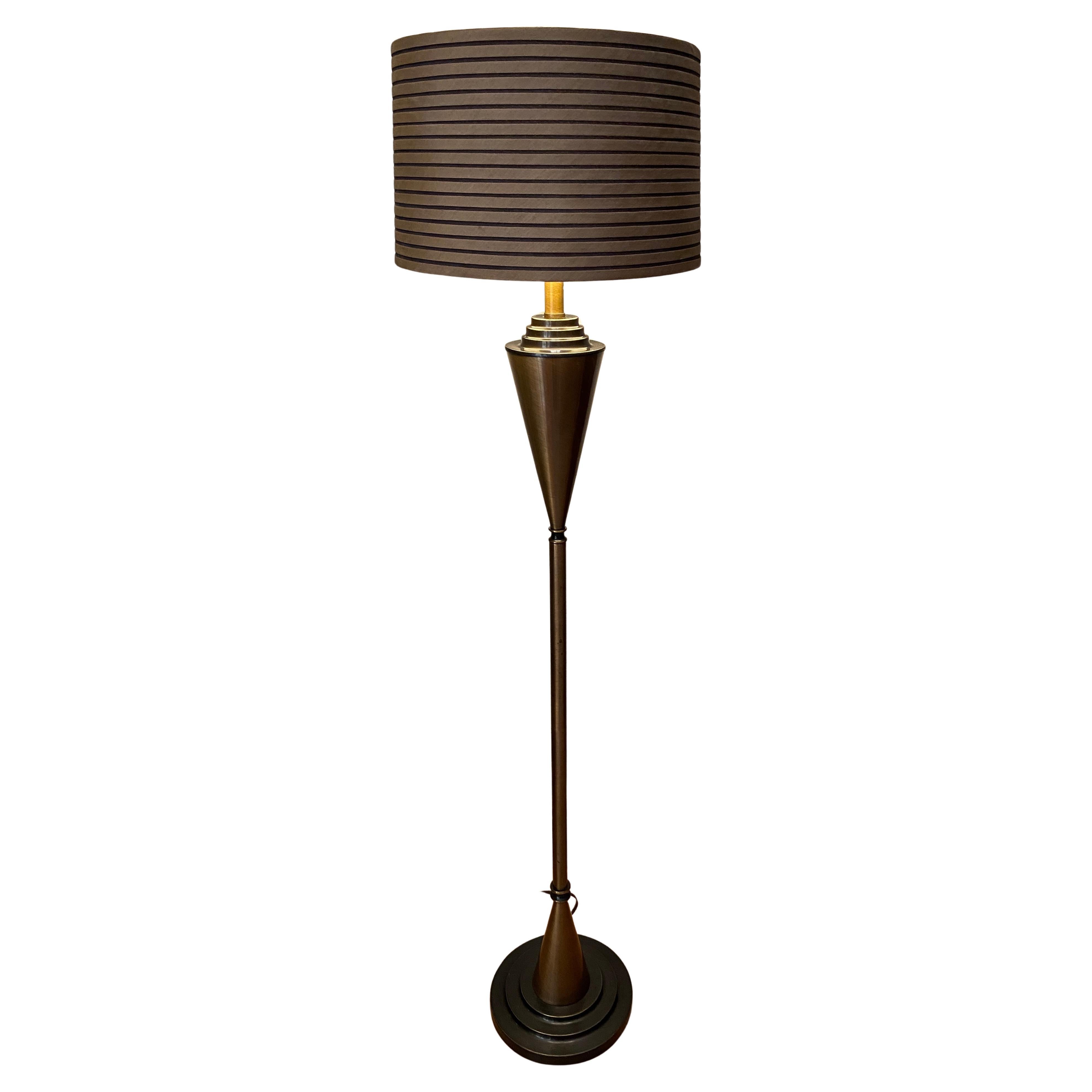 French Art Deco Floor Lamp in Patinated Brass with Stepped Black Base, c. 1930 in vendita