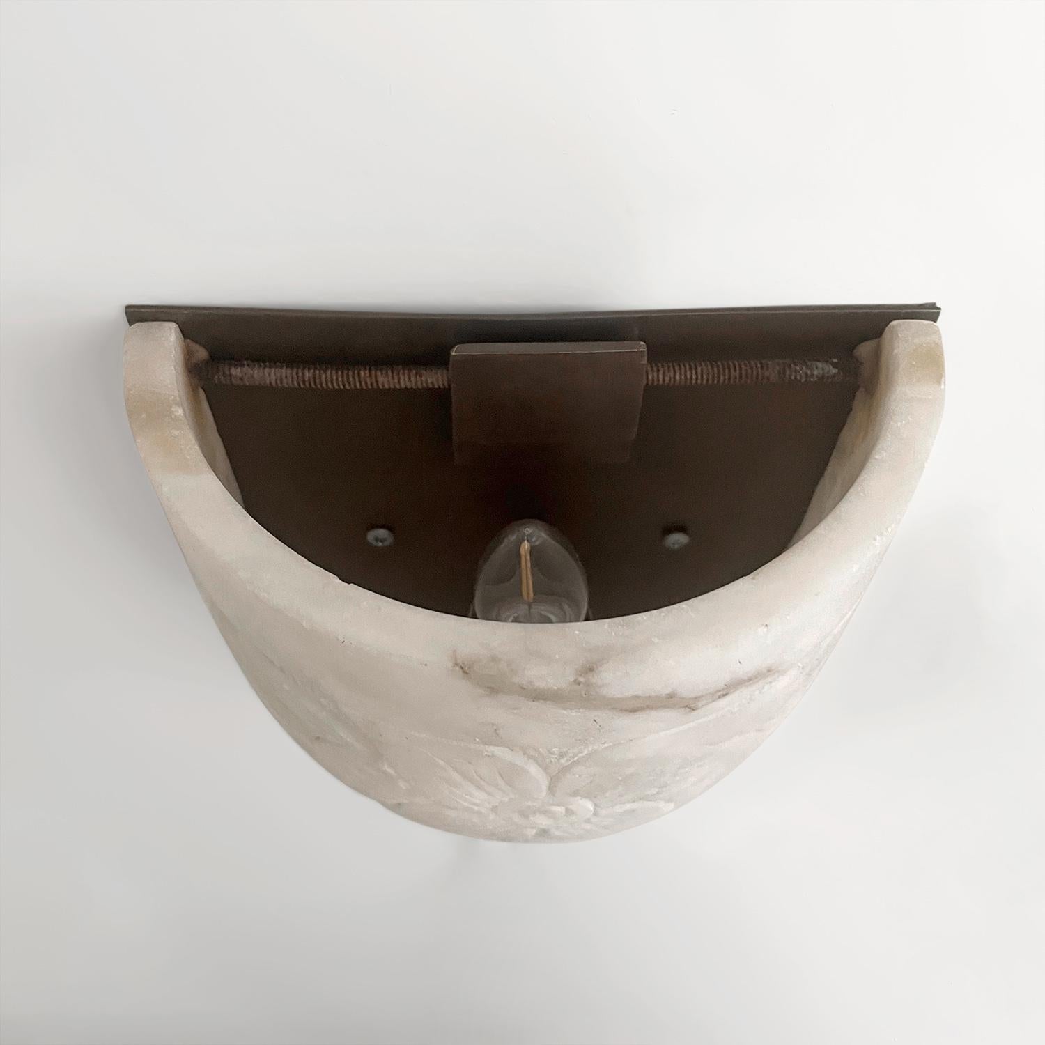 Appliques Art Déco françaises sculptées en marbre demi-lune, recâblées pour les États-Unis en vente 4