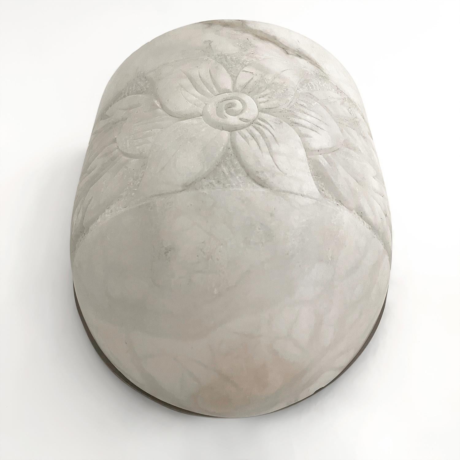 Appliques Art Déco françaises sculptées en marbre demi-lune, recâblées pour les États-Unis en vente 5