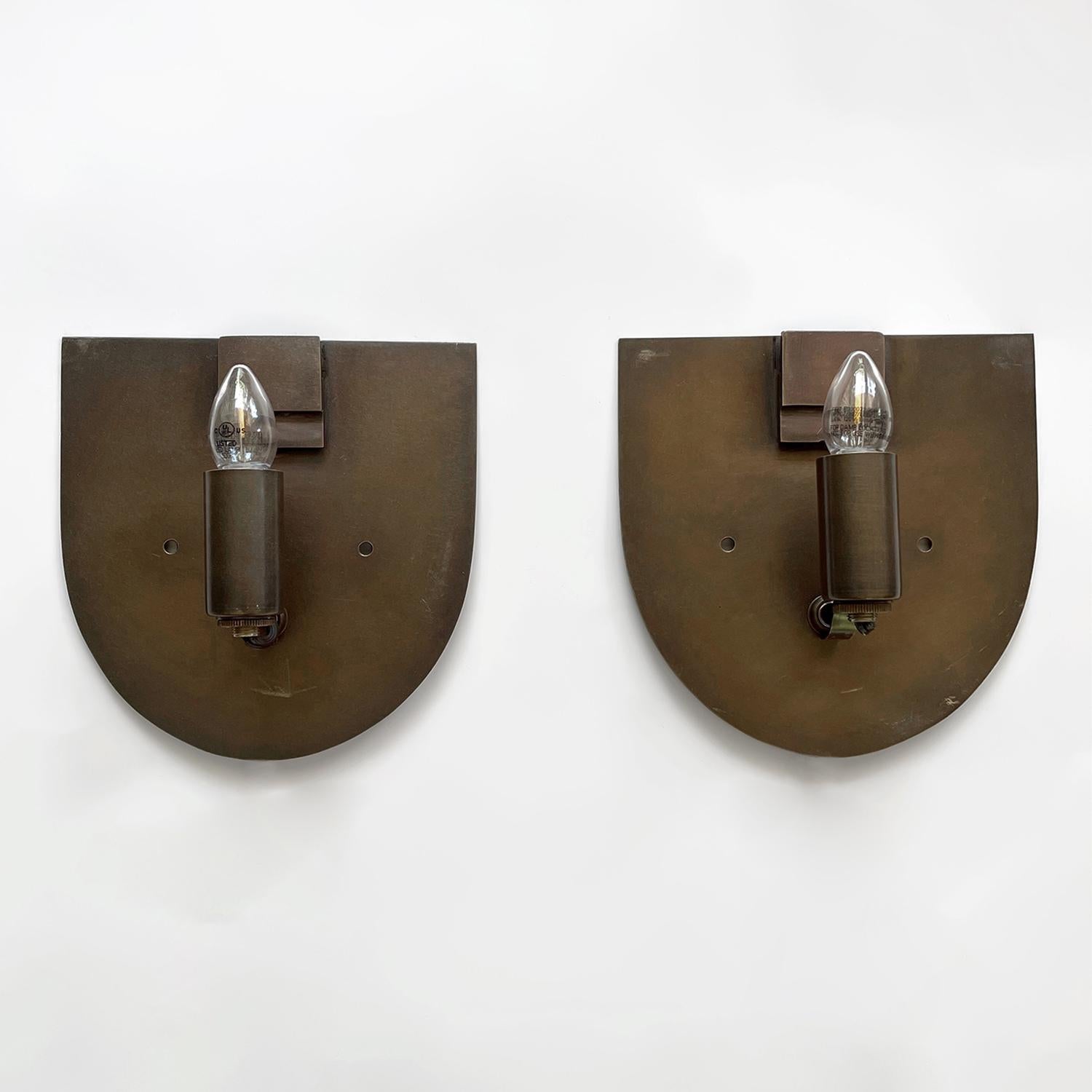 Appliques Art Déco françaises sculptées en marbre demi-lune, recâblées pour les États-Unis en vente 6