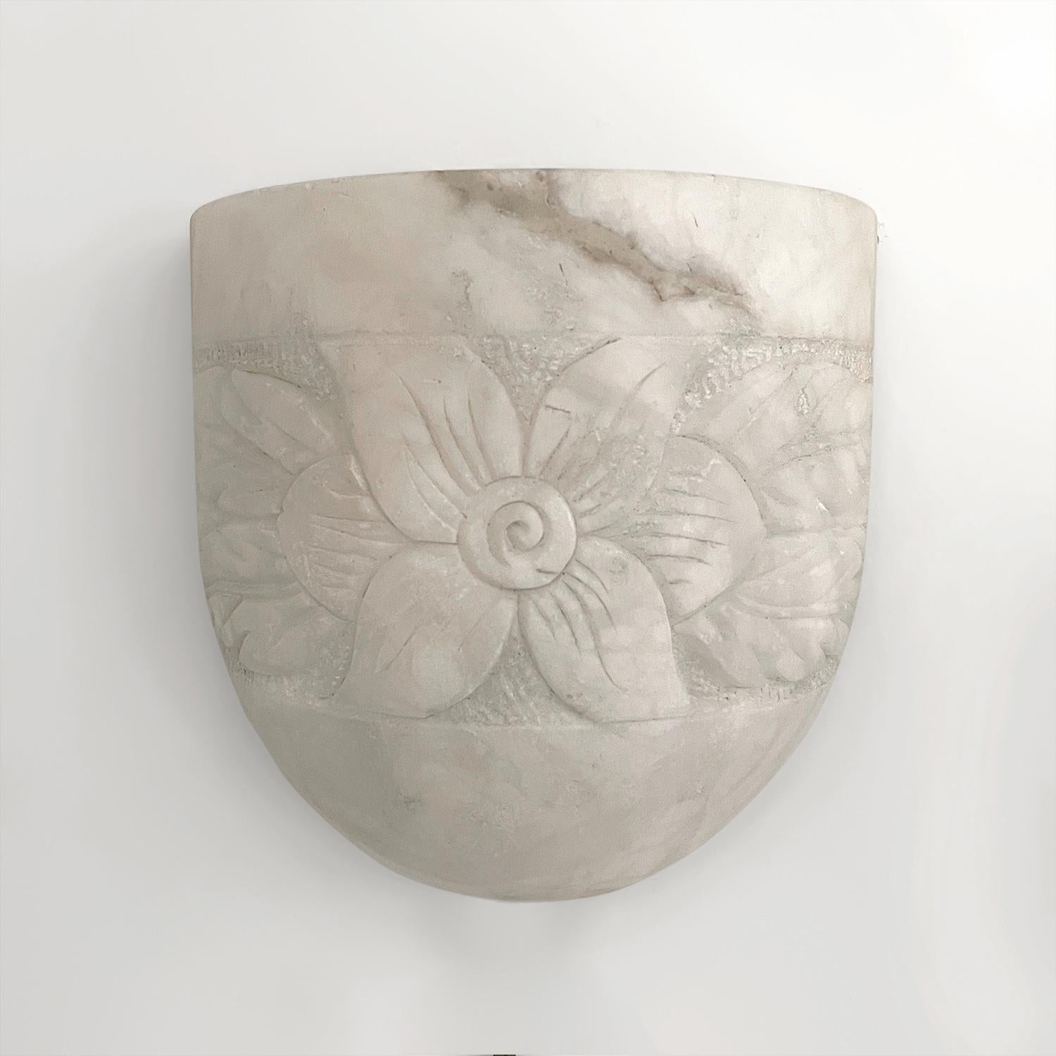 Appliques Art Déco françaises sculptées en marbre demi-lune, recâblées pour les États-Unis en vente 7