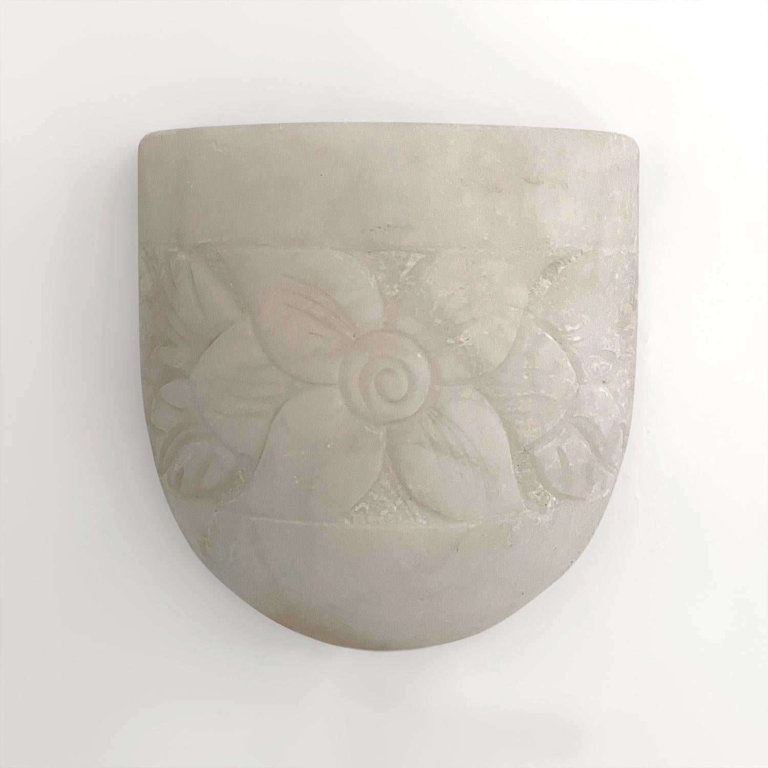 Appliques Art Déco françaises sculptées en marbre demi-lune, recâblées pour les États-Unis en vente 8
