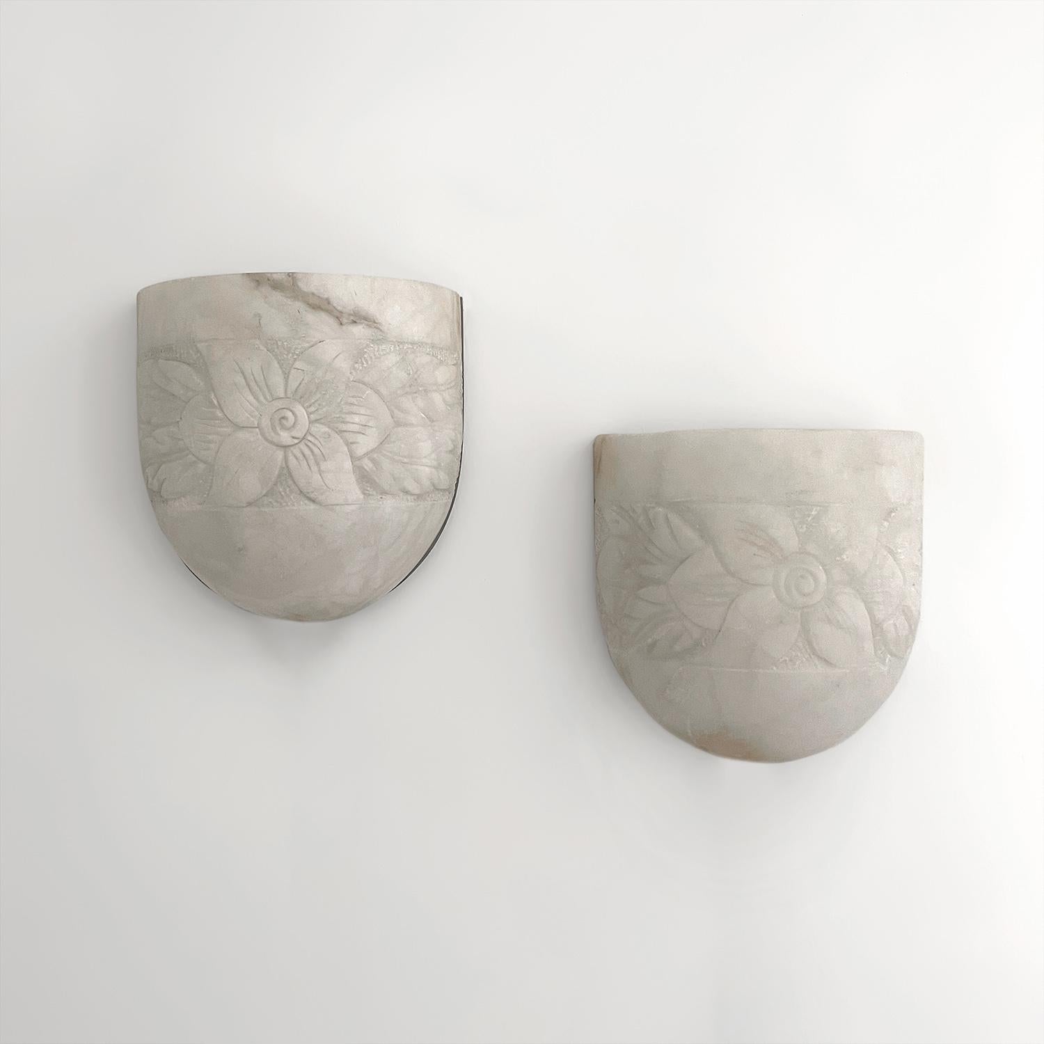 Appliques en marbre sculpté à motifs floraux
France, circa 1920 - Art Deco
Pièce artisanale fabriquée à la main
Chaque applique Demilune est sculptée à partir d'une seule plaque de marbre et est unique dans sa composition et sa construction.
Les