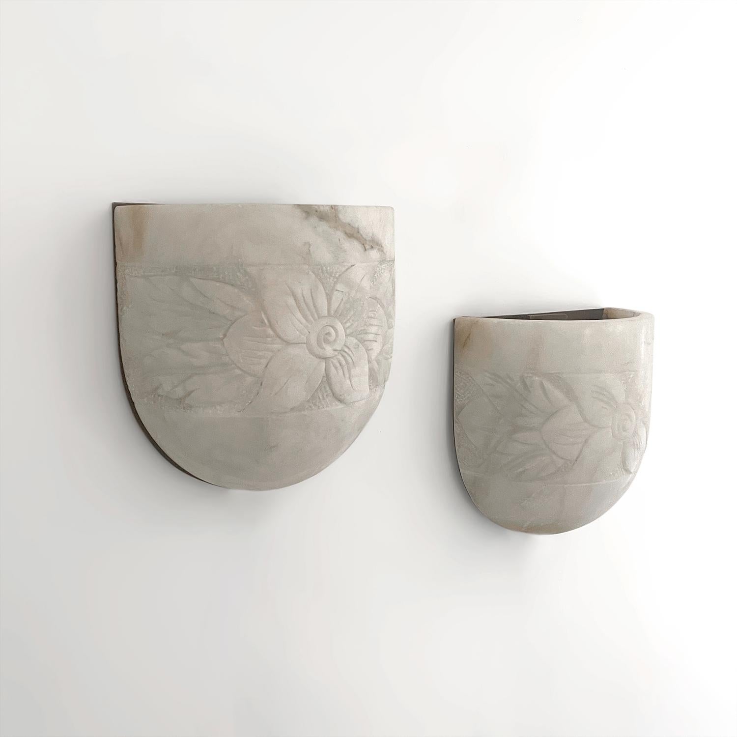 Art déco Appliques Art Déco françaises sculptées en marbre demi-lune, recâblées pour les États-Unis en vente