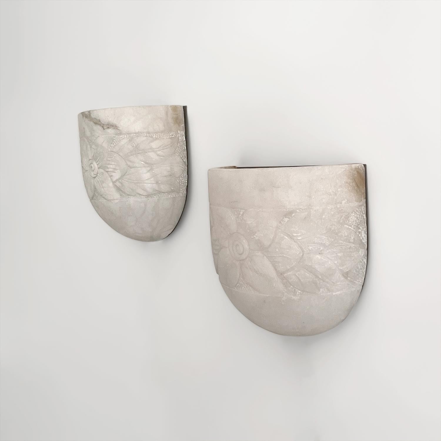 Français Appliques Art Déco françaises sculptées en marbre demi-lune, recâblées pour les États-Unis en vente