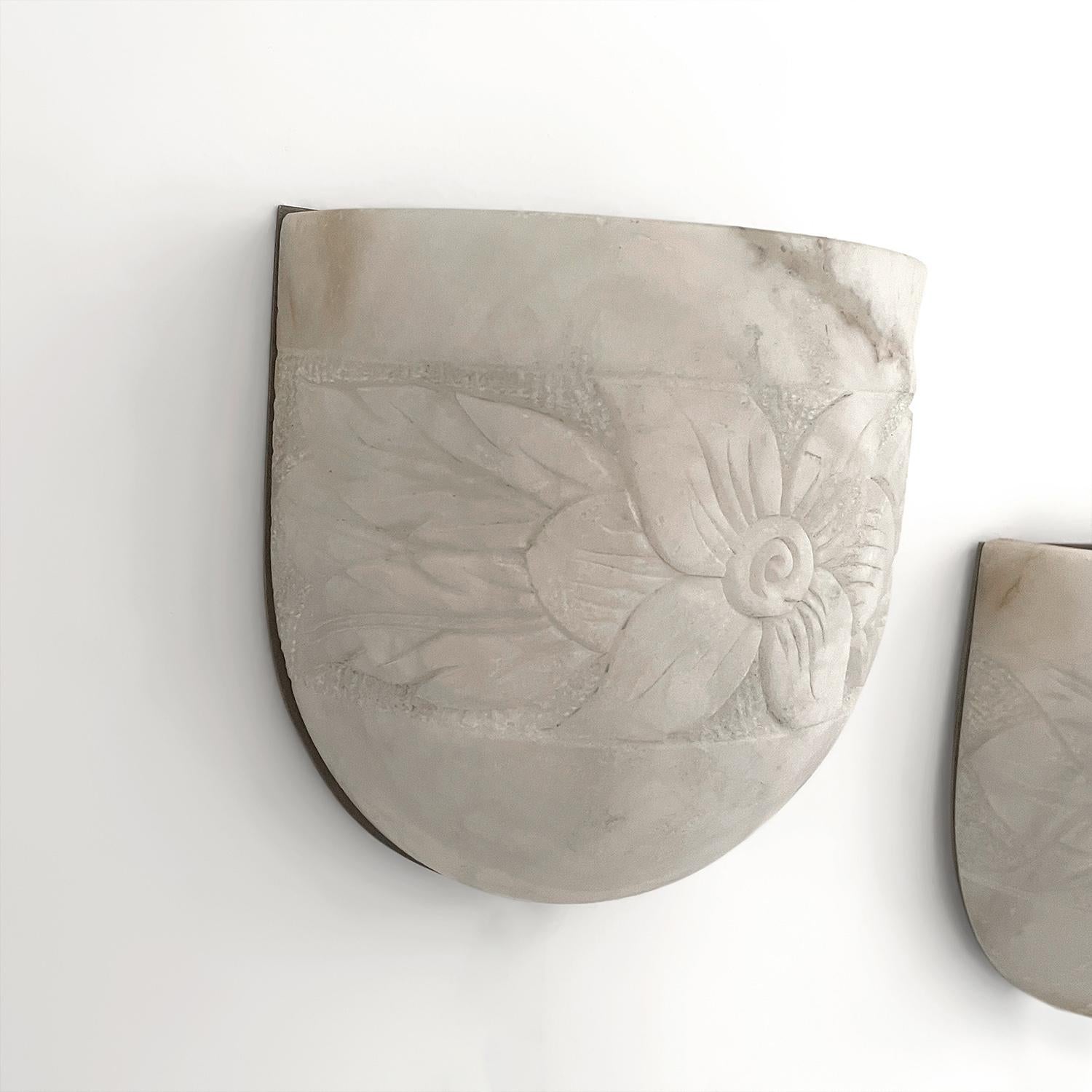 Appliques Art Déco françaises sculptées en marbre demi-lune, recâblées pour les États-Unis Bon état - En vente à Los Angeles, CA
