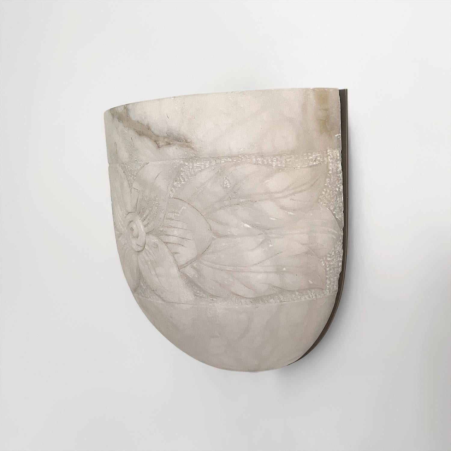 Début du 20ème siècle Appliques Art Déco françaises sculptées en marbre demi-lune, recâblées pour les États-Unis en vente