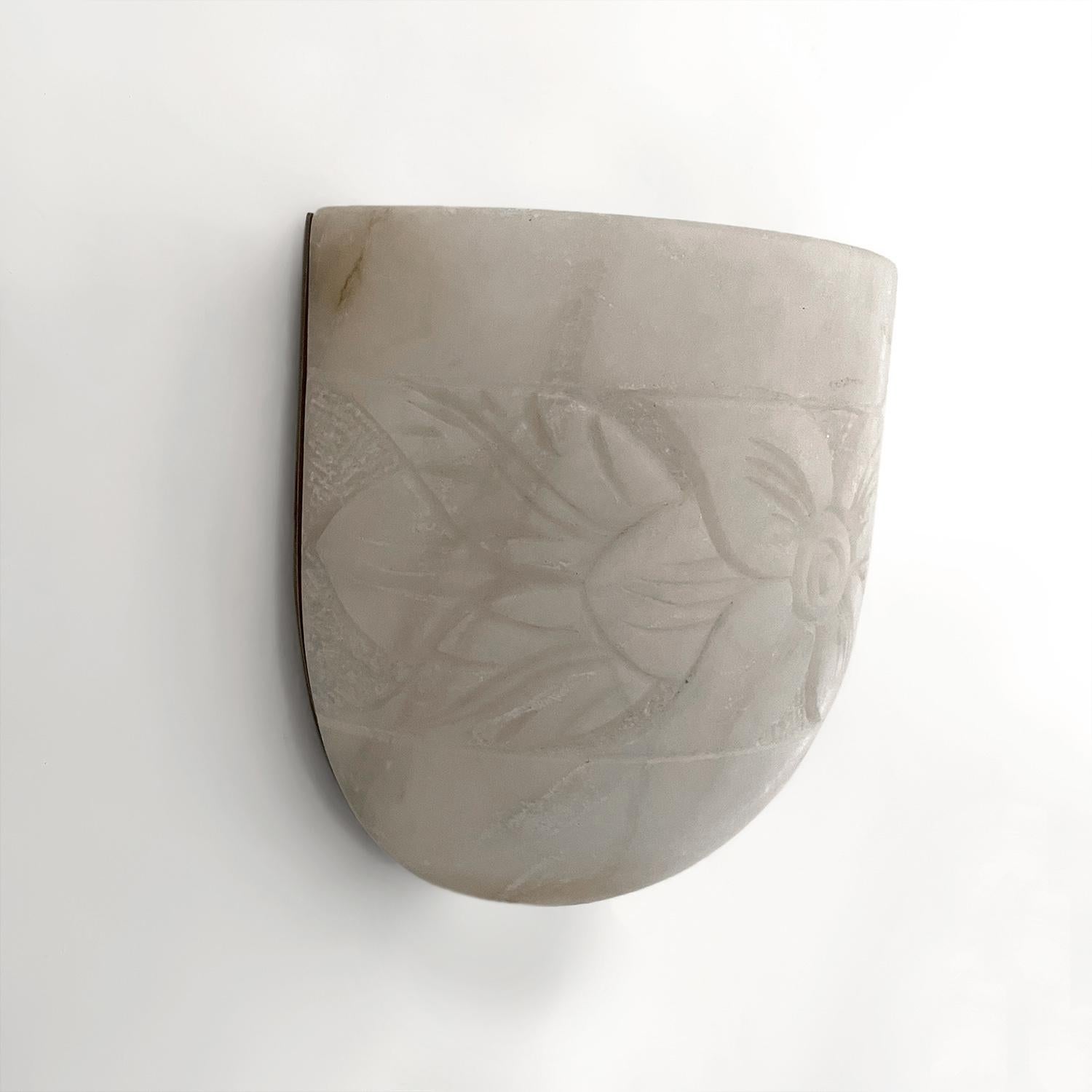 Laiton Appliques Art Déco françaises sculptées en marbre demi-lune, recâblées pour les États-Unis en vente
