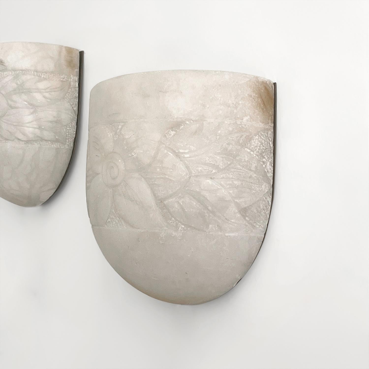Appliques Art Déco françaises sculptées en marbre demi-lune, recâblées pour les États-Unis en vente 1