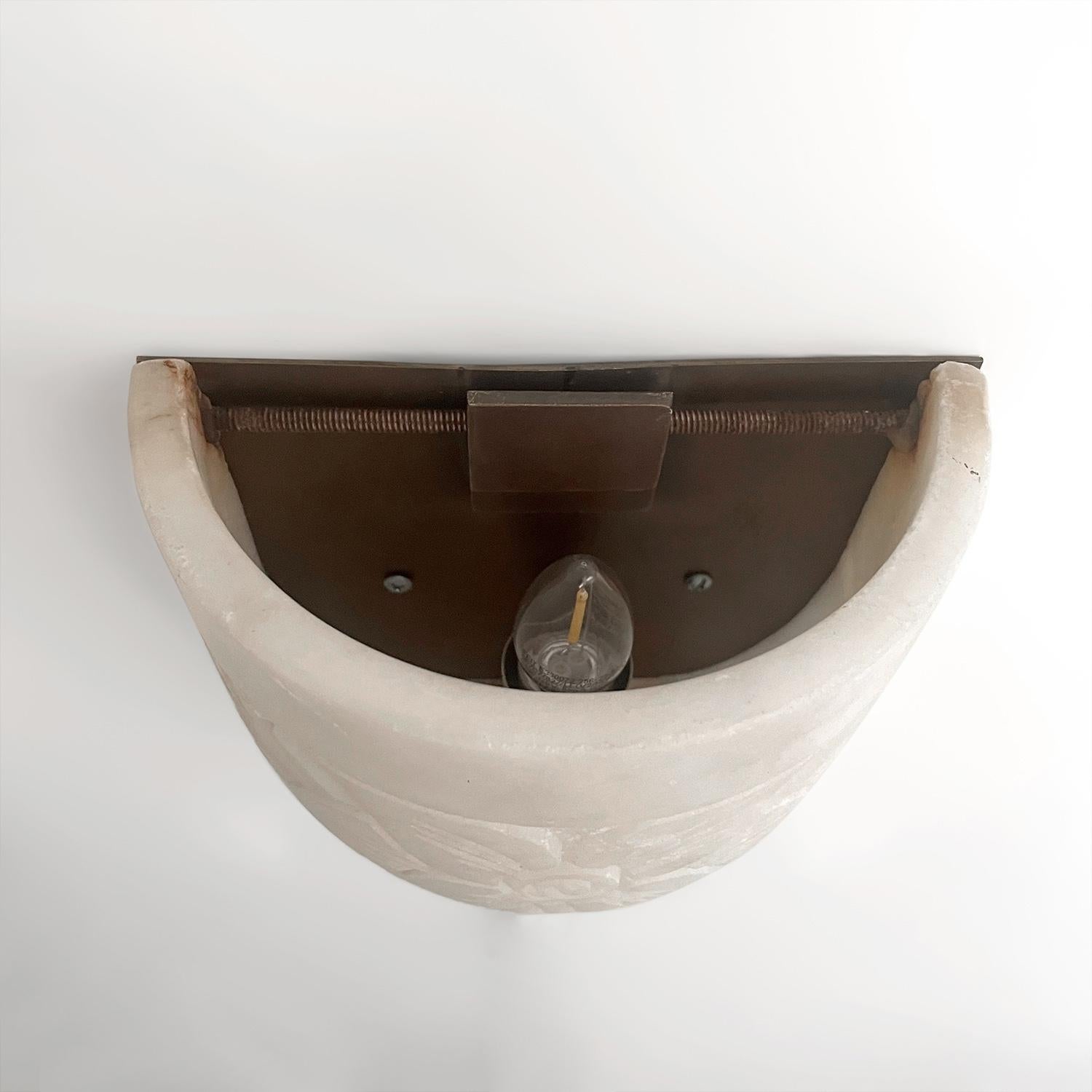 Appliques Art Déco françaises sculptées en marbre demi-lune, recâblées pour les États-Unis en vente 2