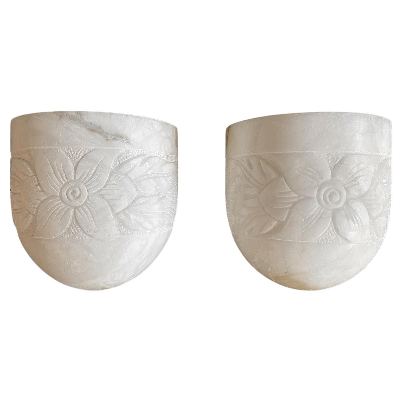 Appliques Art Déco françaises sculptées en marbre demi-lune, recâblées pour les États-Unis en vente