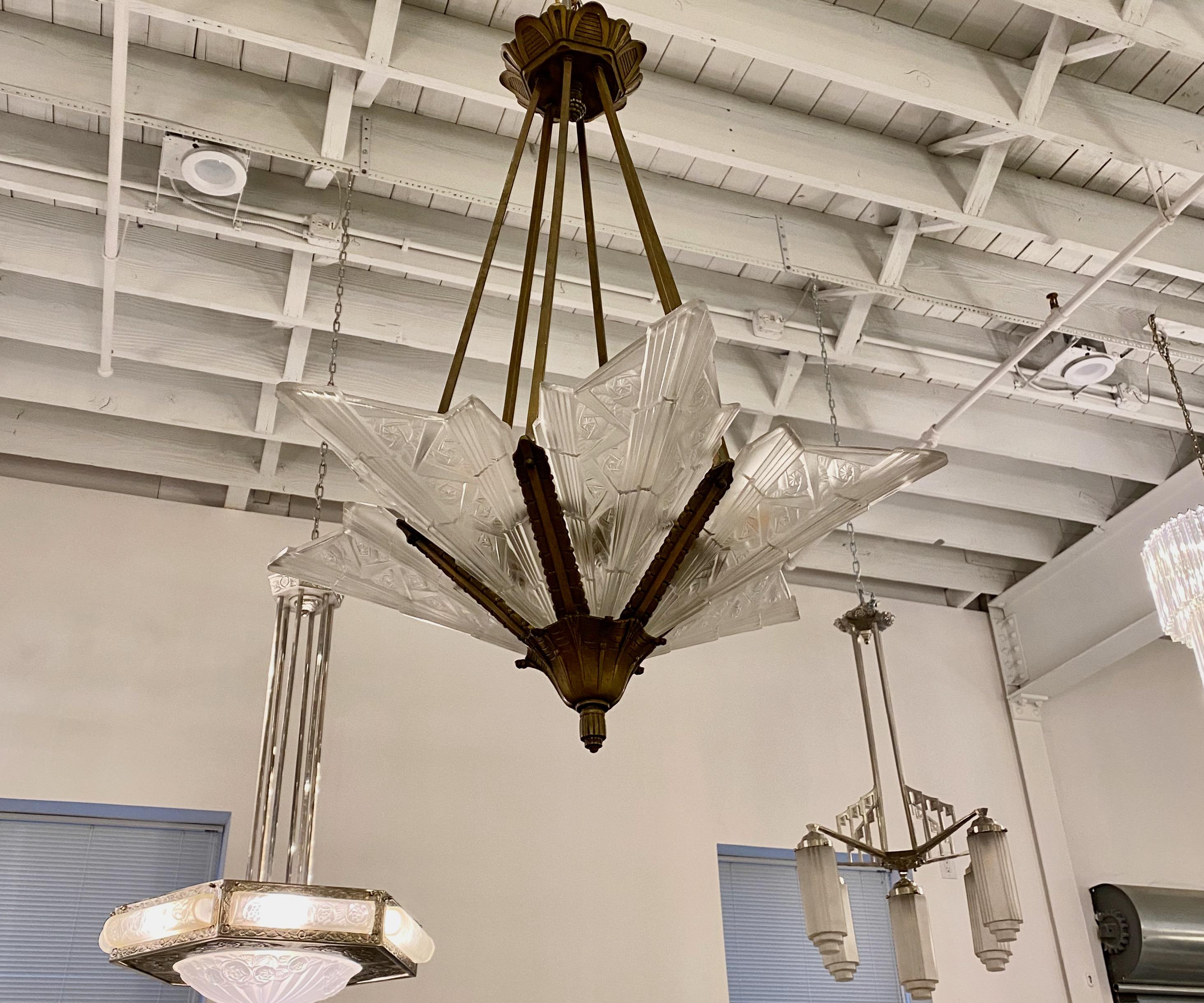 French Art Deco Floral Chandelier In Good Condition For Sale In North Bergen, NJ