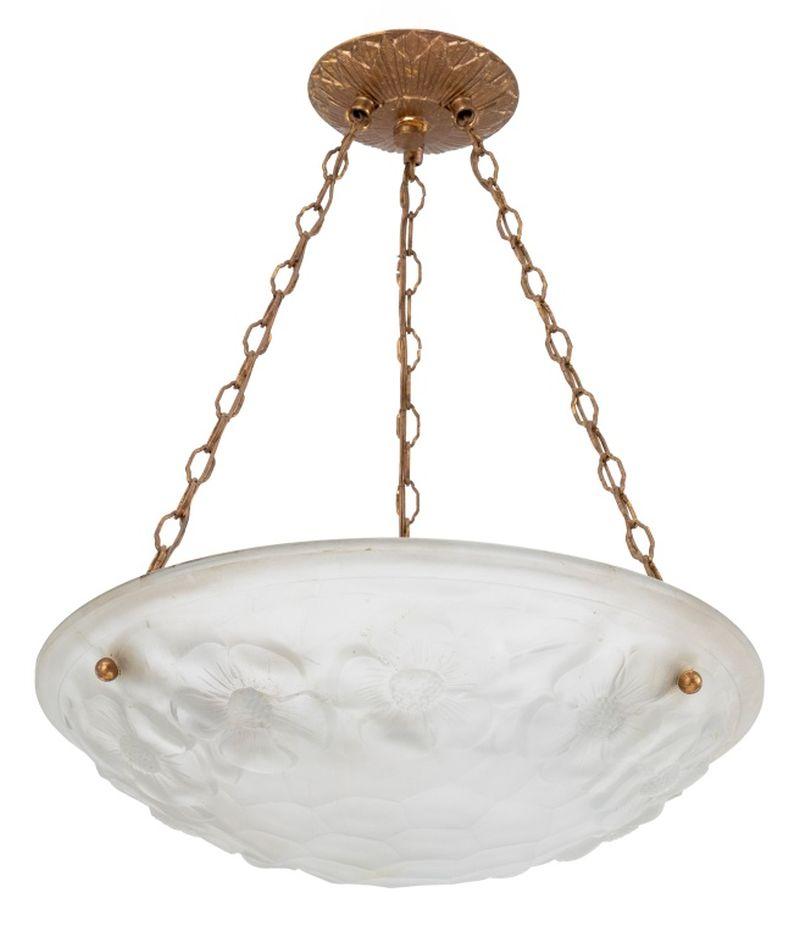 Lustre à trois lumières en verre à motif floral, marqué 