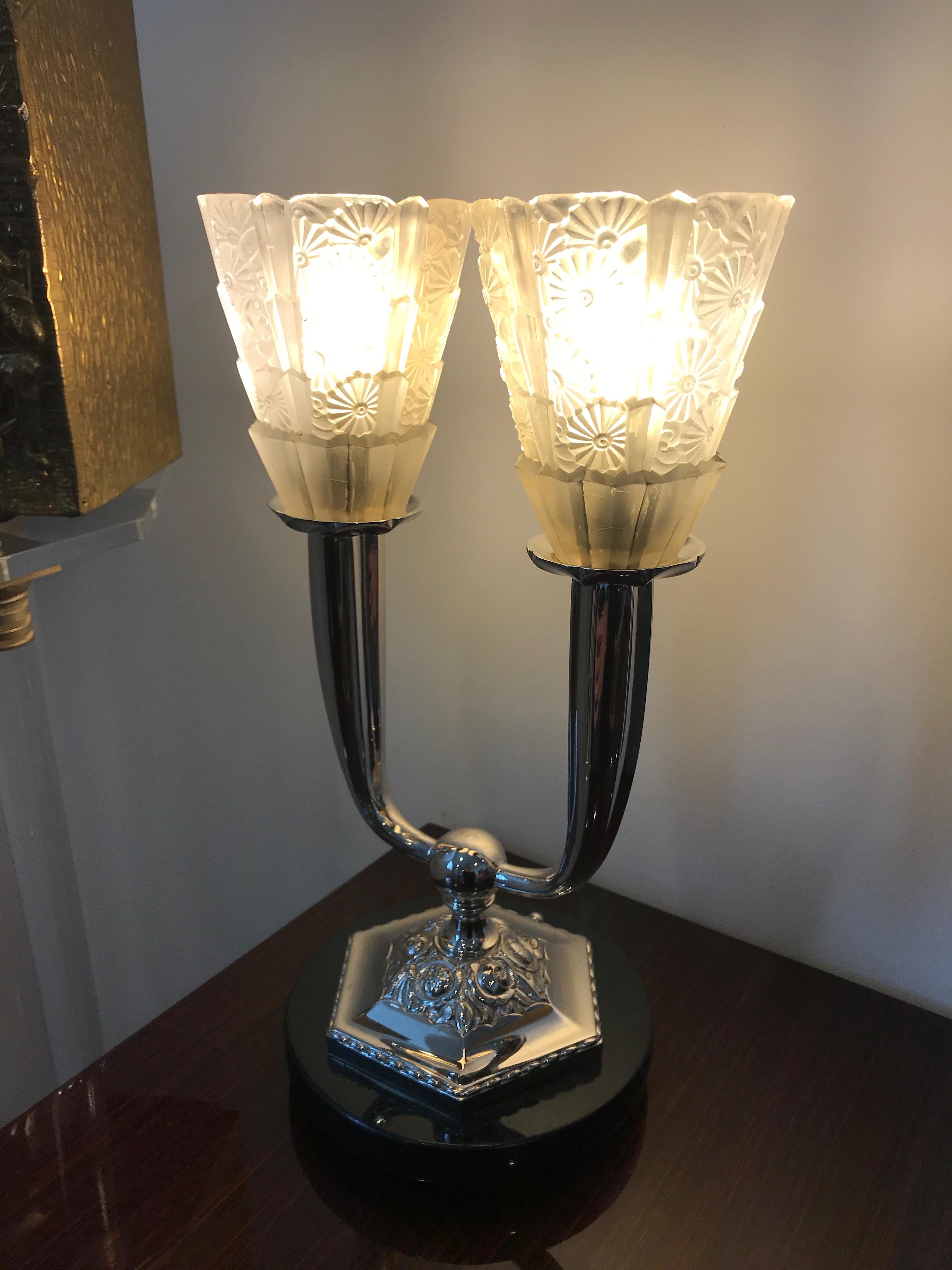 Lampe de table Art Déco à fleurs française  en vente 4