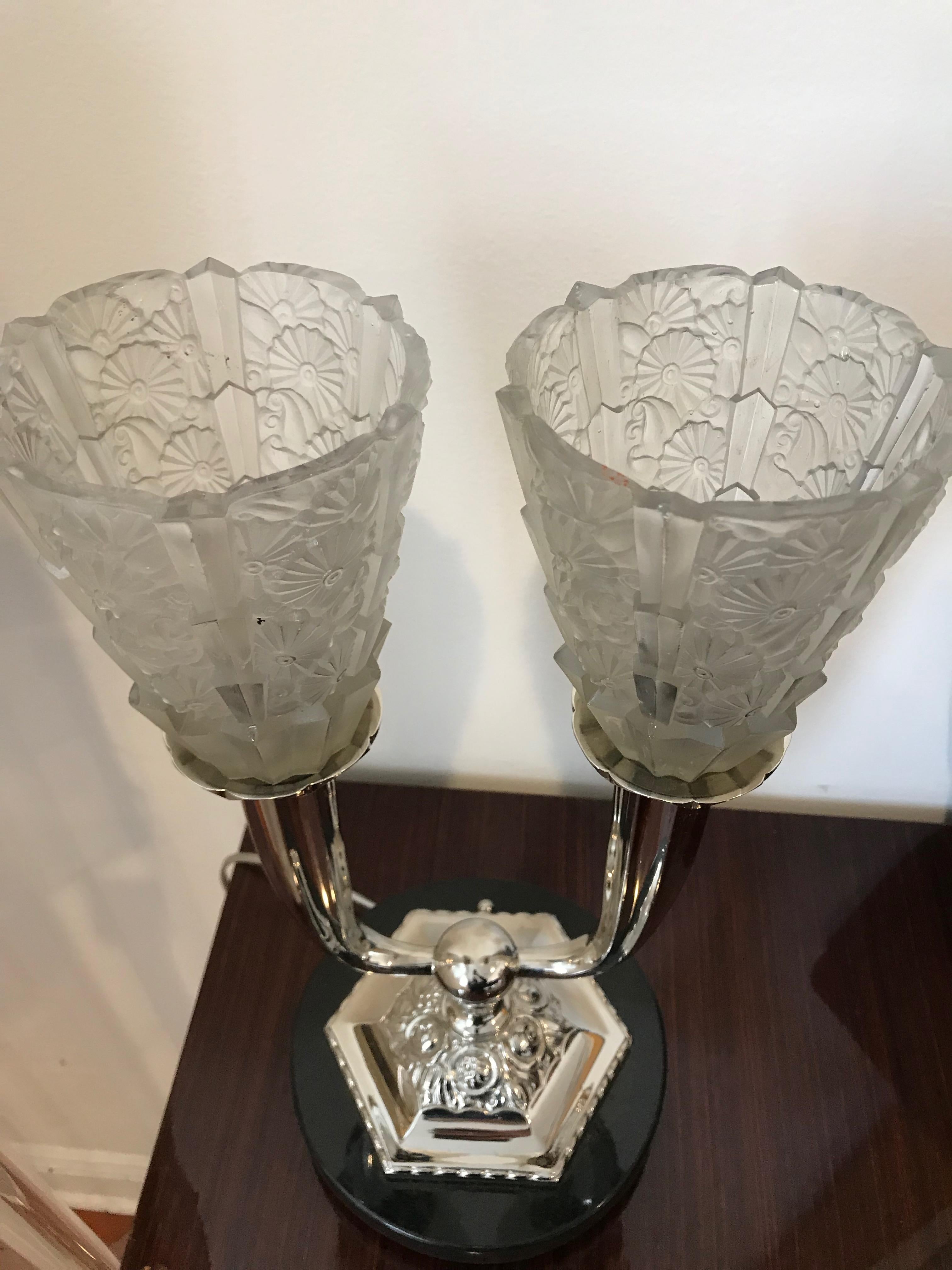Verre Lampe de table Art Déco à fleurs française  en vente
