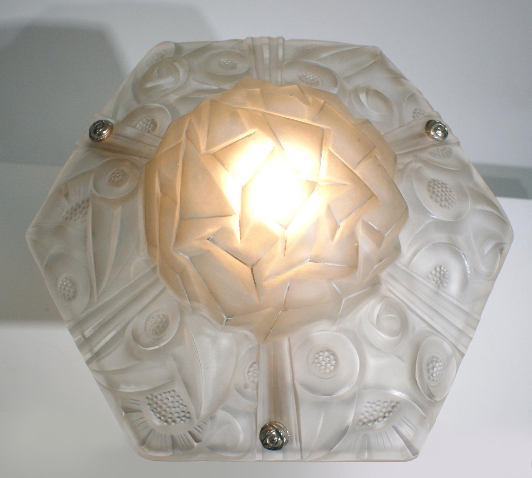 Frosted French Art Deco Floral Table Lamp Signed “Degue” For Sale