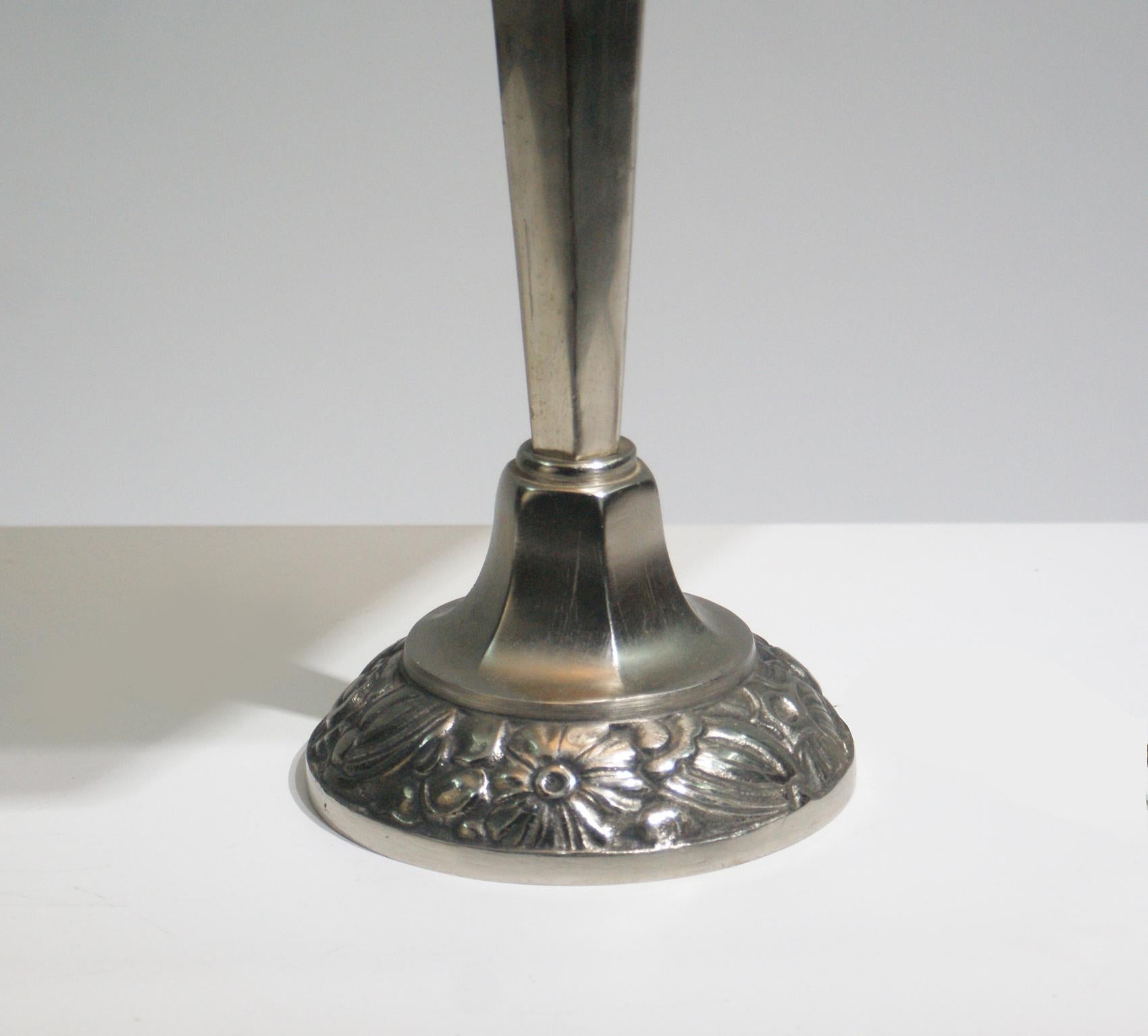 Bronze Lampe de table Art Déco à fleurs signée 