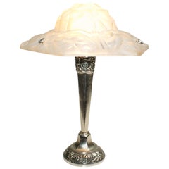 Lámpara de mesa francesa Art Déco Floral Firmada "Degue"